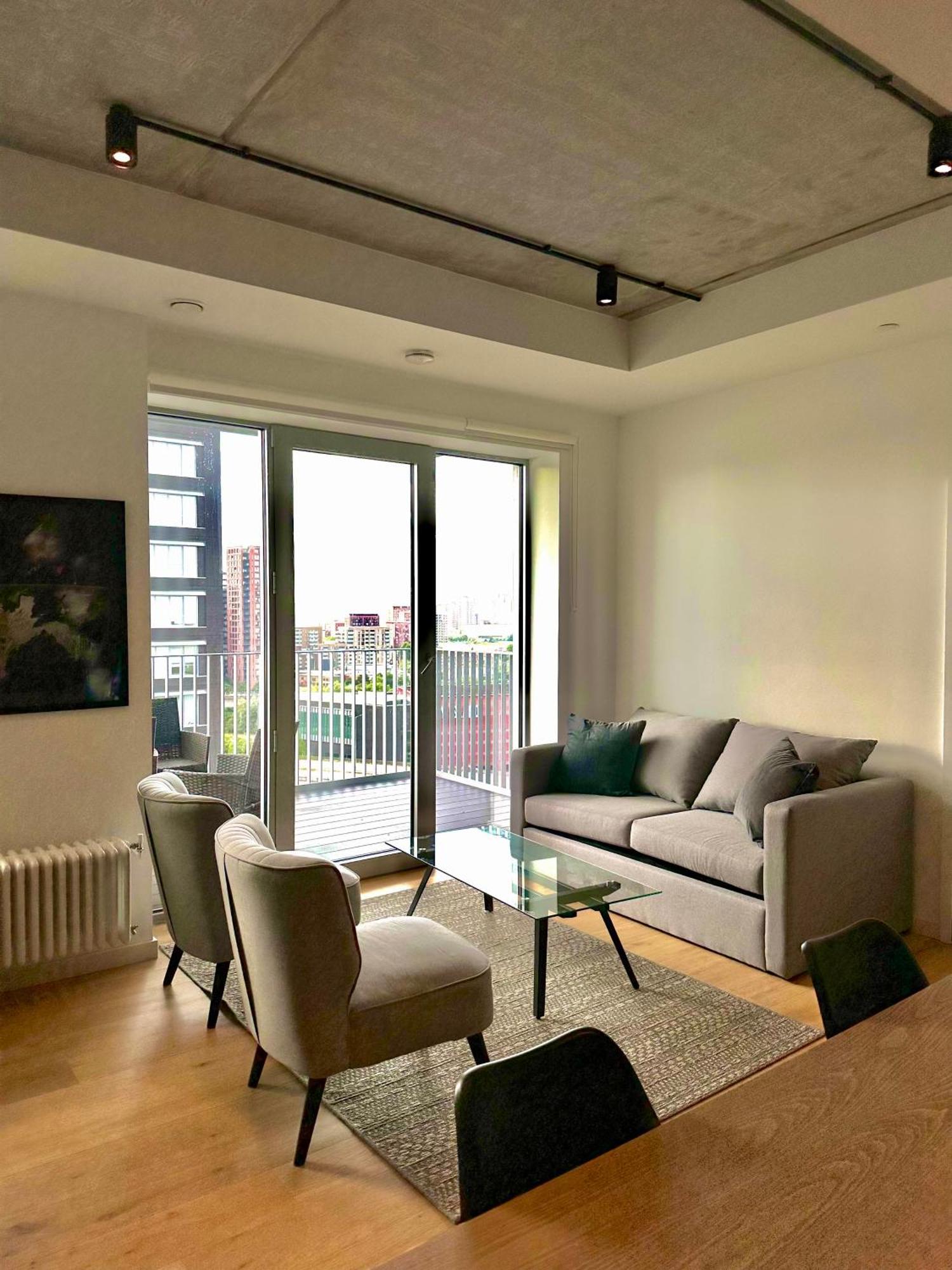 Beautiful View To Canary Wharf , O2 Arena , Near By Excel 3-beds Apartment London