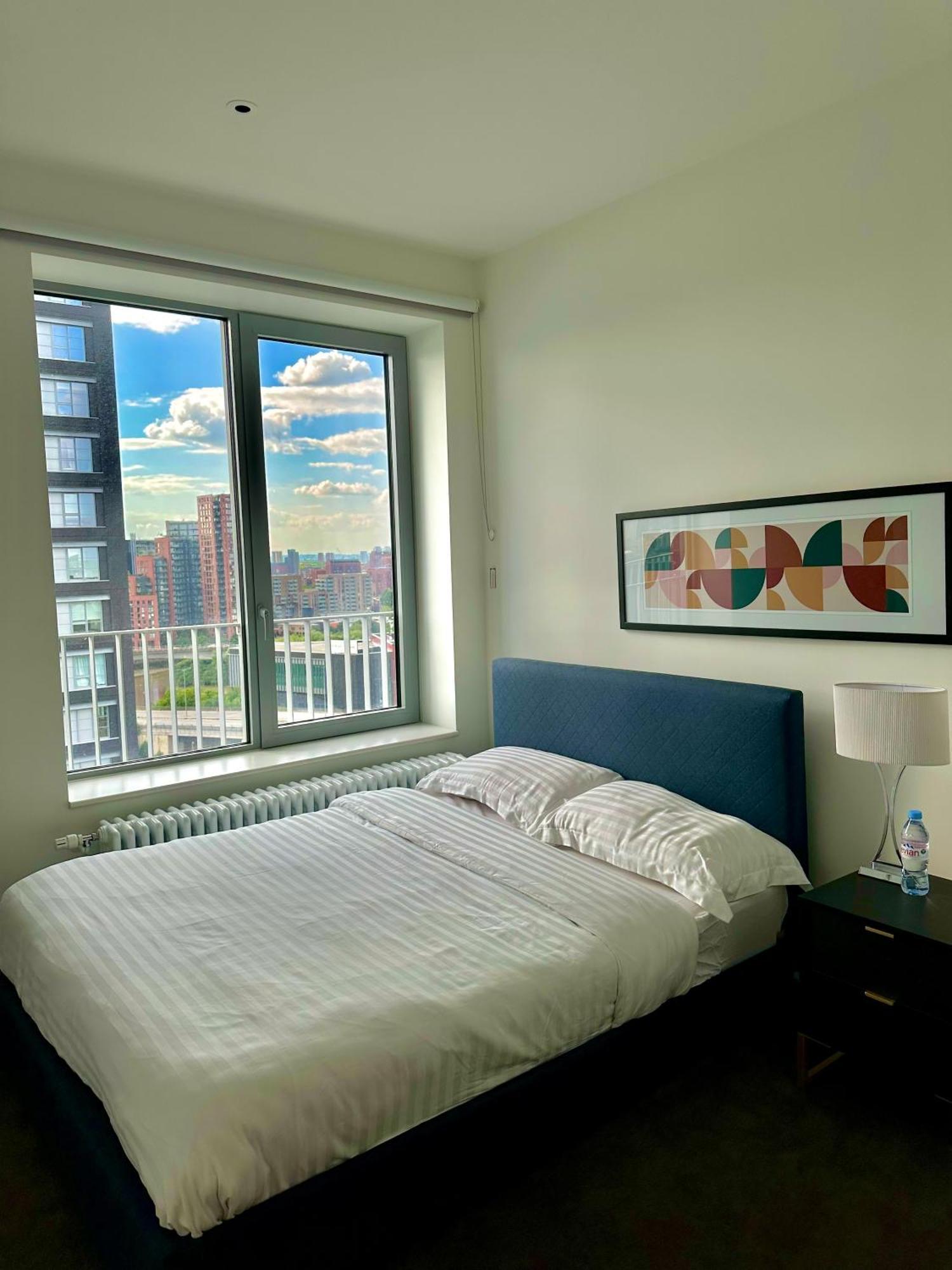 Beautiful View To Canary Wharf , O2 Arena , Near By Excel 3-beds Apartment London