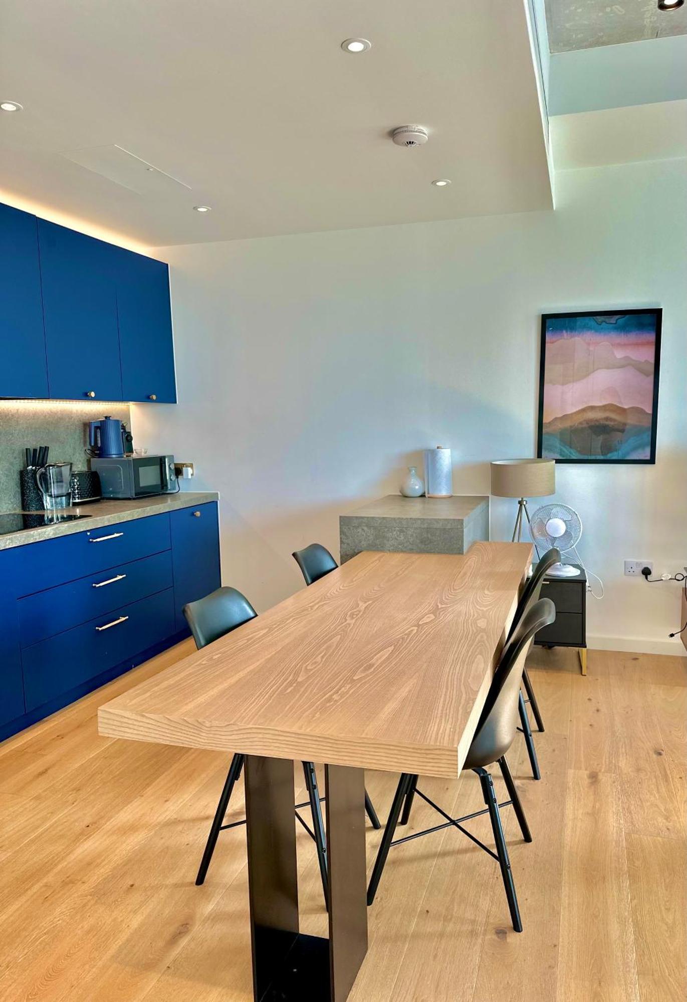 Beautiful View To Canary Wharf , O2 Arena , Near By Excel 3-beds Apartment *