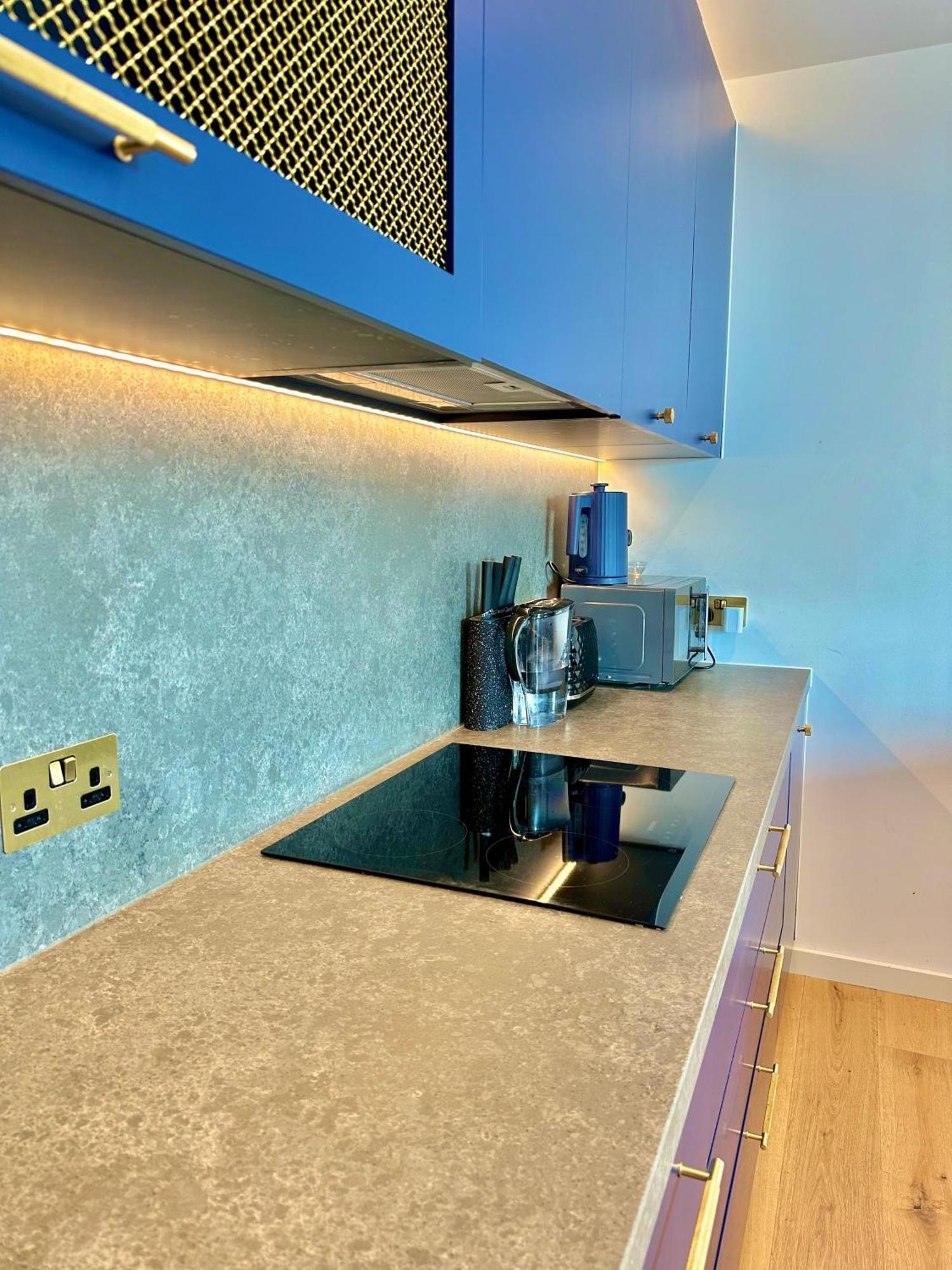 Beautiful View To Canary Wharf , O2 Arena , Near By Excel 3-beds Apartment London