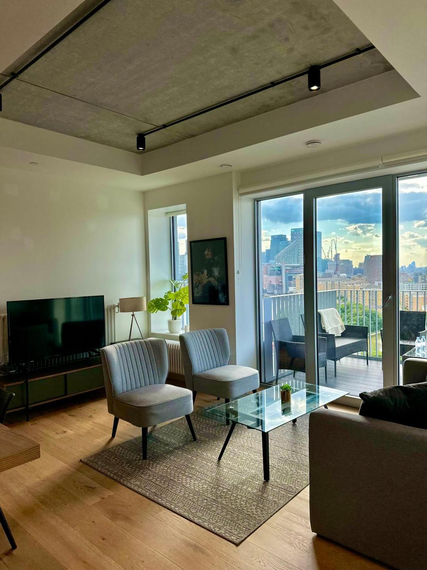 Beautiful View To Canary Wharf , O2 Arena , Near By Excel 3-beds Apartment