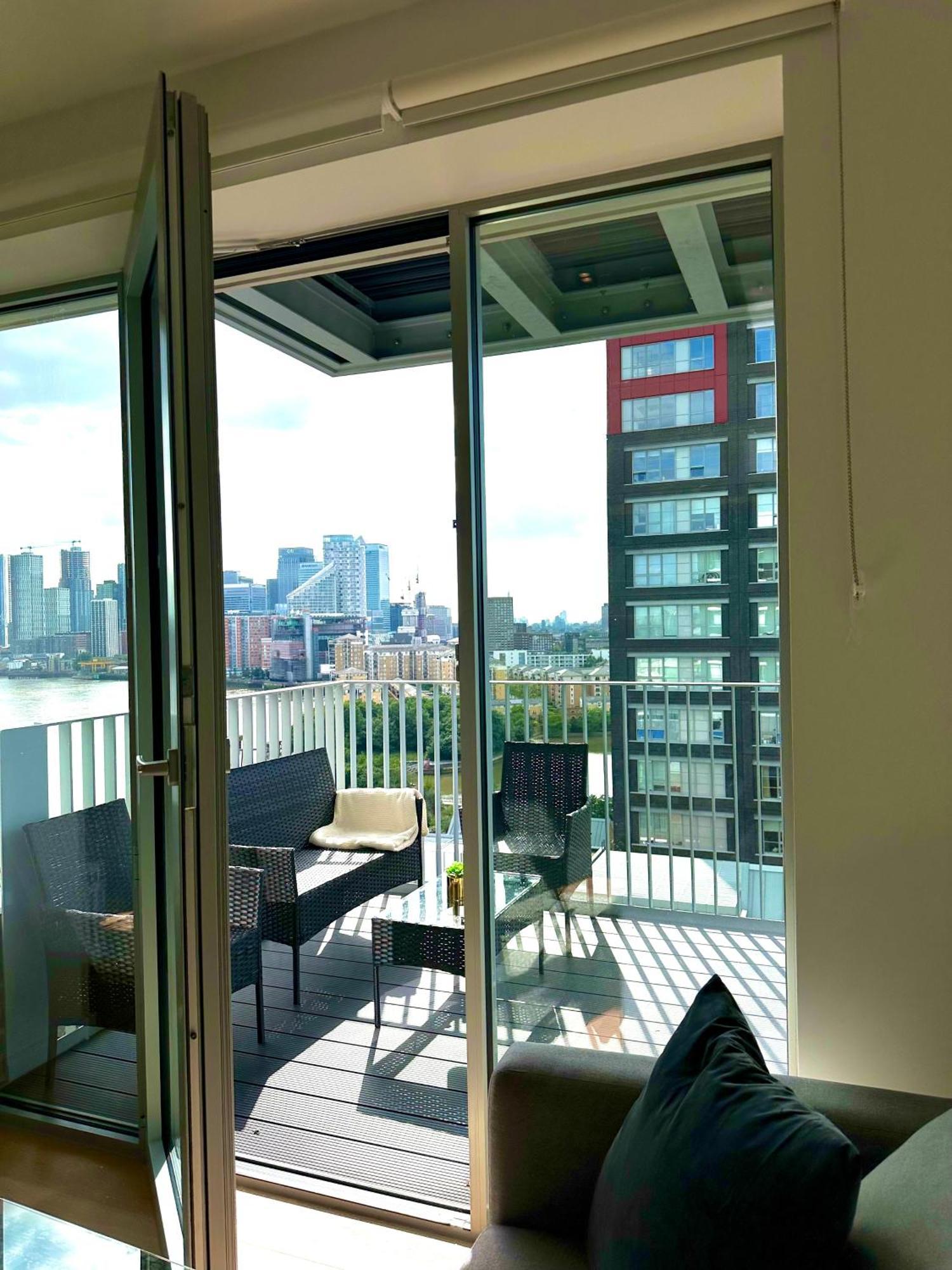 Beautiful View To Canary Wharf , O2 Arena , Near By Excel 3-beds *