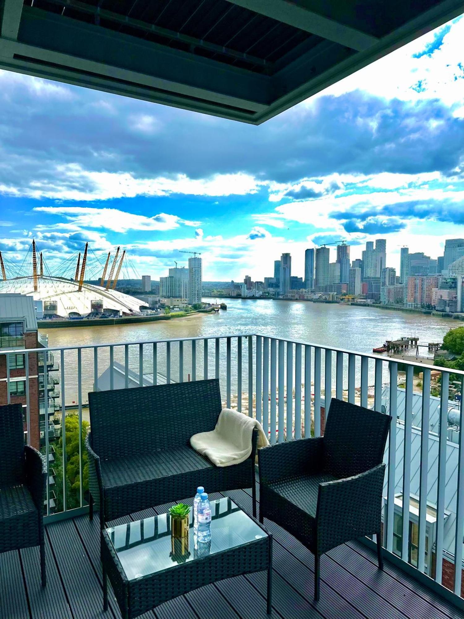 Apartment Beautiful View To Canary Wharf , O2 Arena , Near By Excel 3-beds London