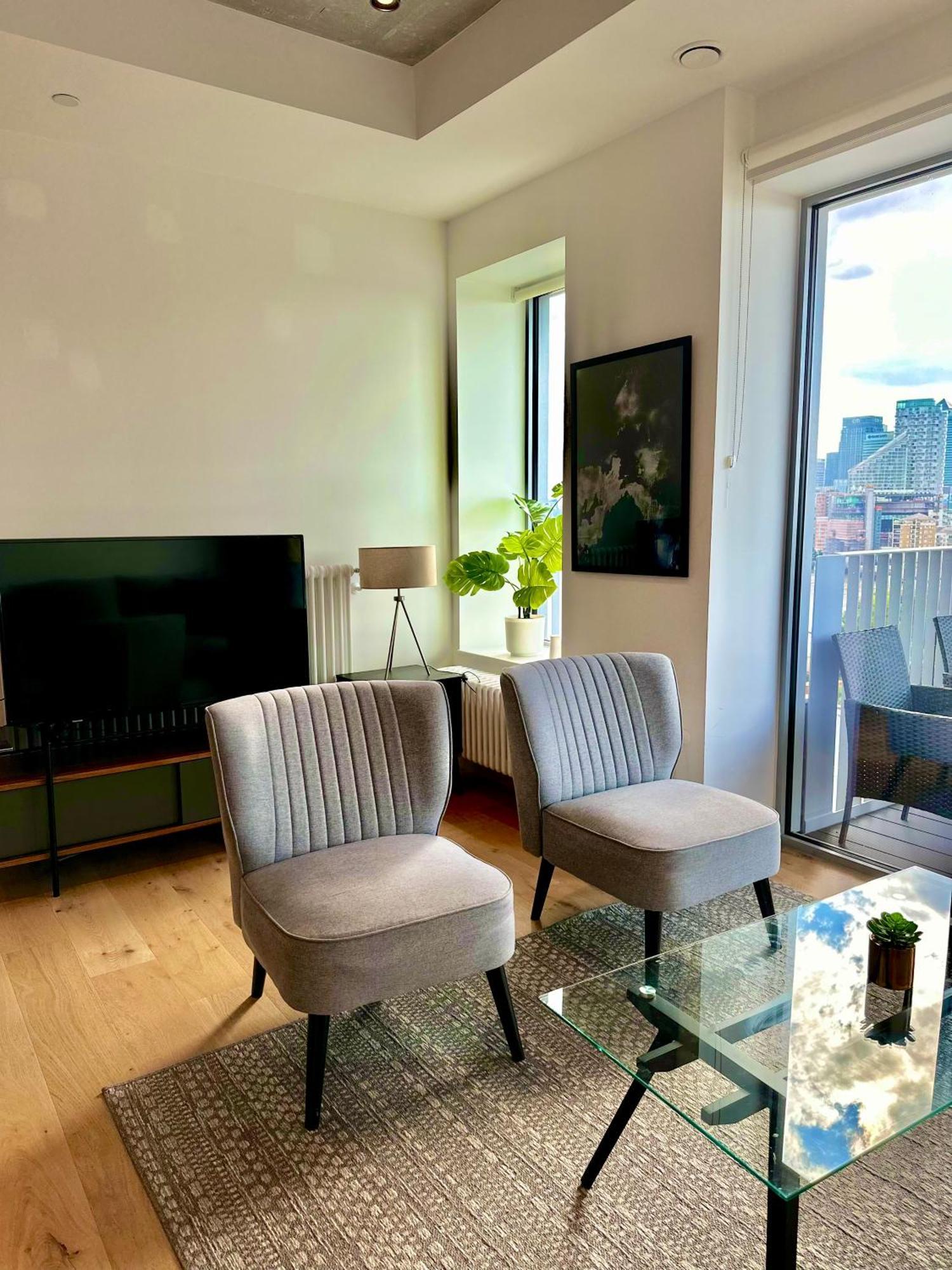 Beautiful View To Canary Wharf , O2 Arena , Near By Excel 3-beds