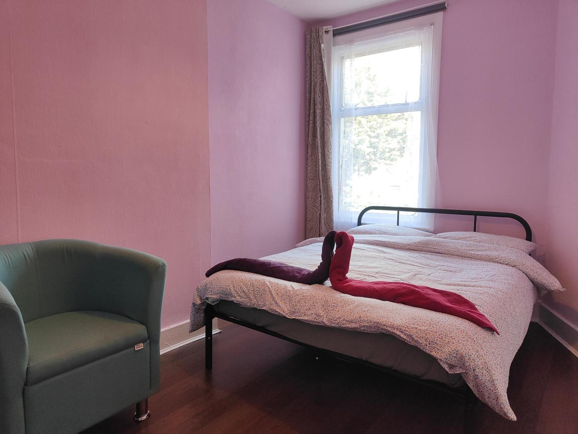 Charming Double Bed Retreat London