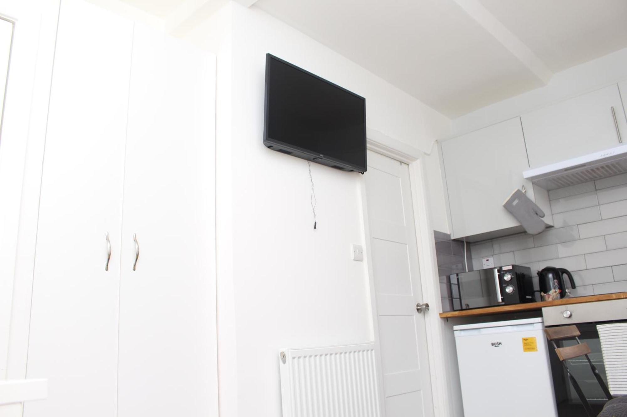Contractor-friendly Cosy Spot By Finsbury Park Station Apartment