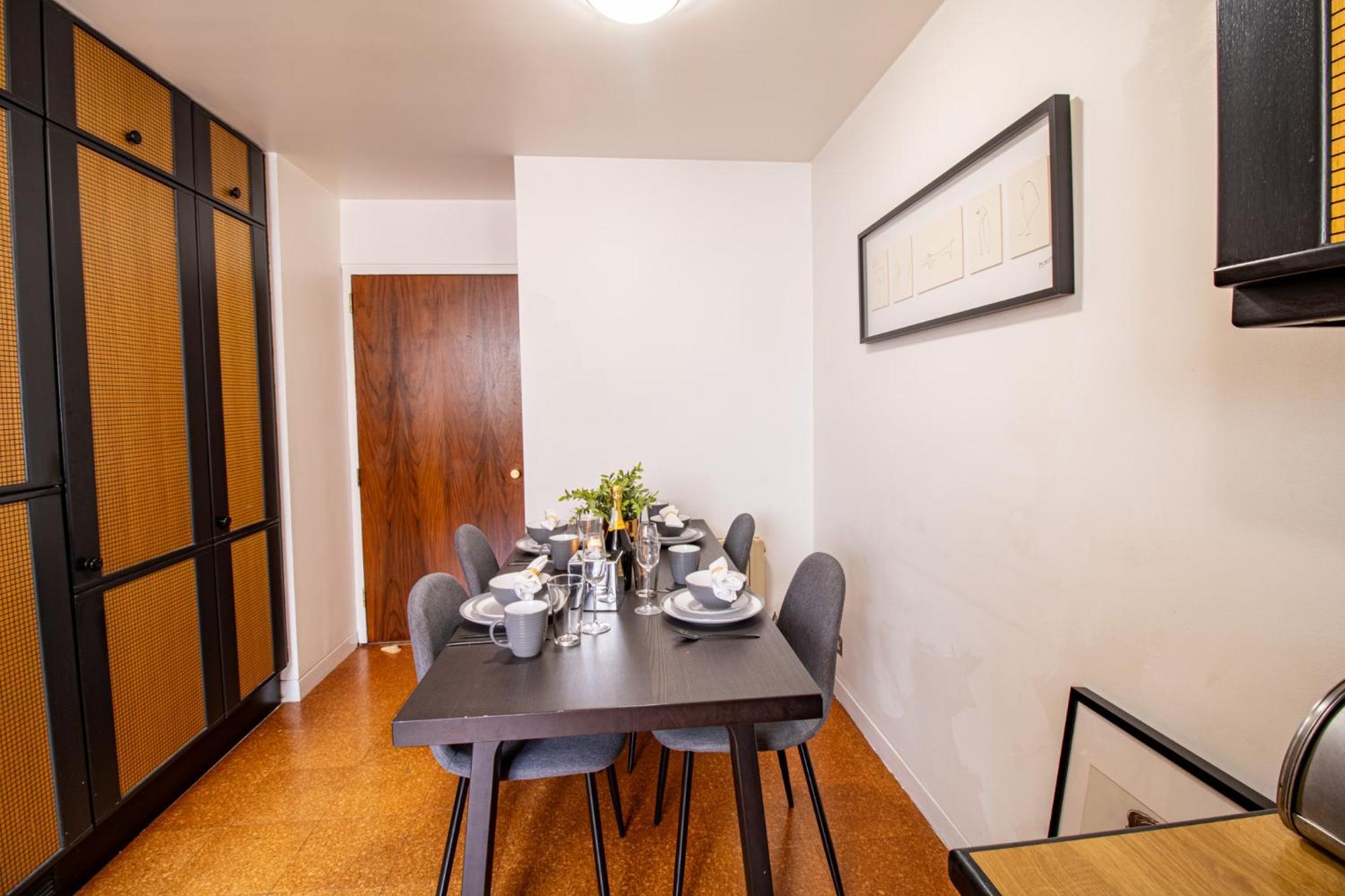 Spacious 2-bedroom In Piccadilly 6100p Apartment *