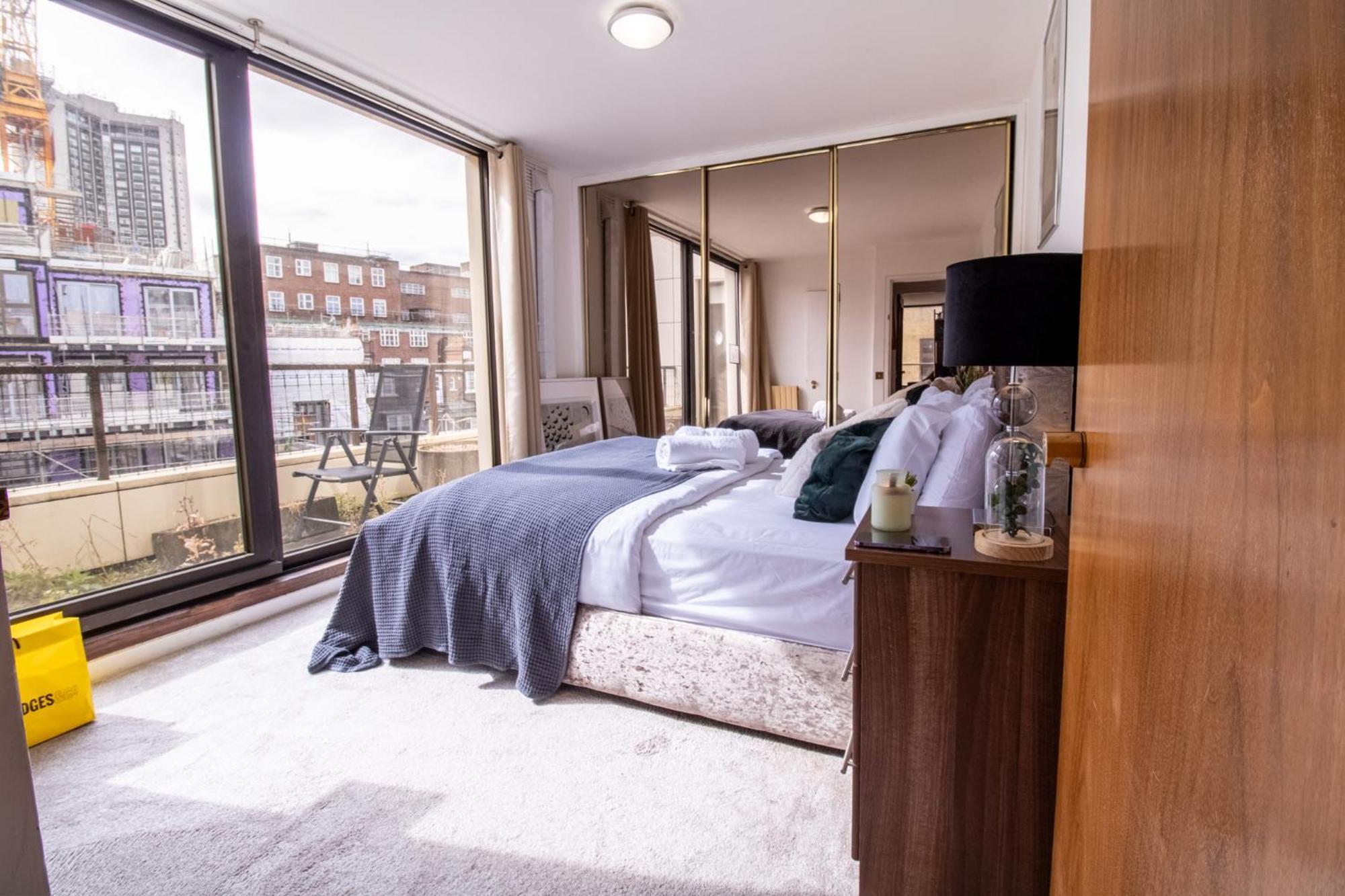 Spacious 2-bedroom In Piccadilly 6100p Apartment