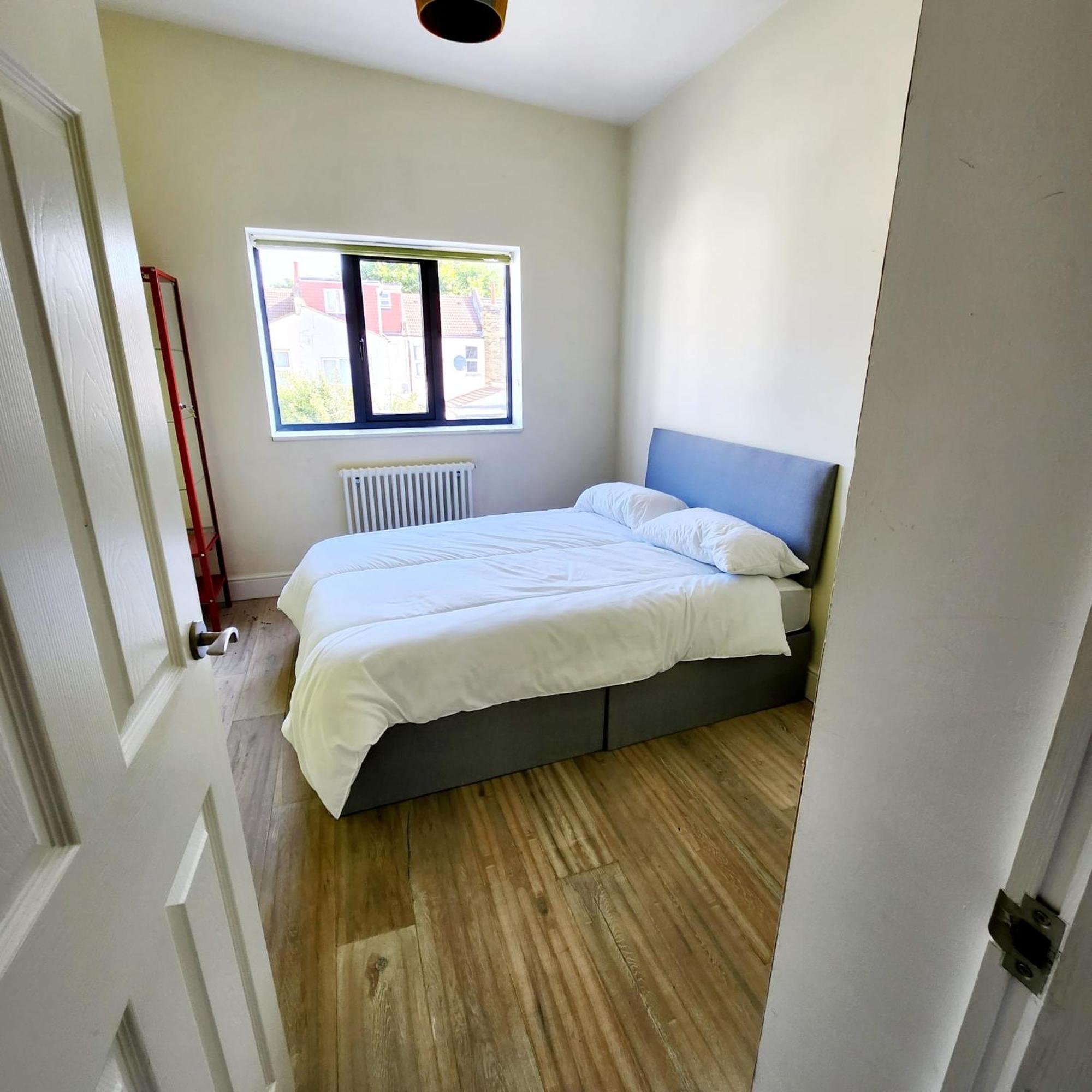 Contemporary 3 Bed House With Spacious Garden Close To Stratford & Canary Wharf Séjour chez l'habitant *