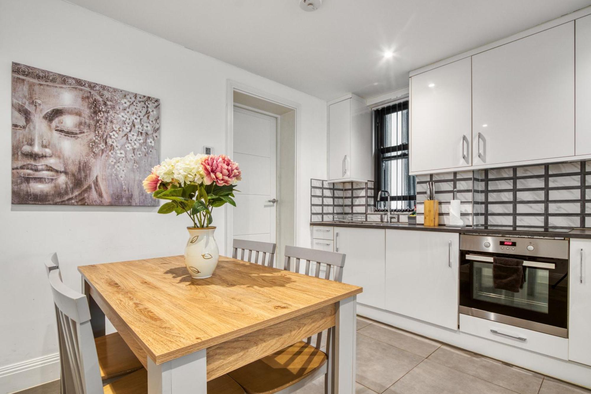 Chic Haven With Secret Garden Apartment