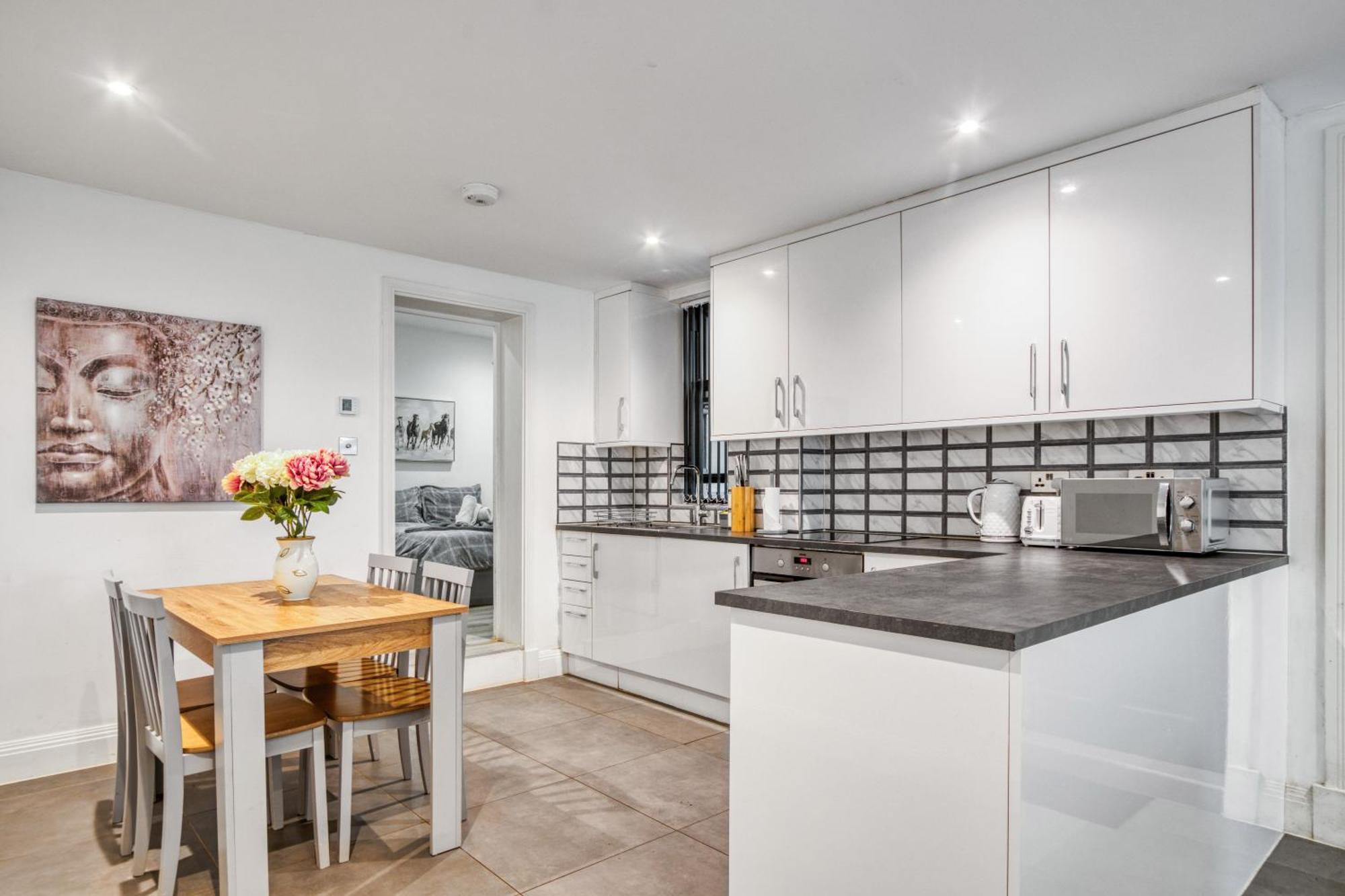 Chic Haven With Secret Garden Apartment *