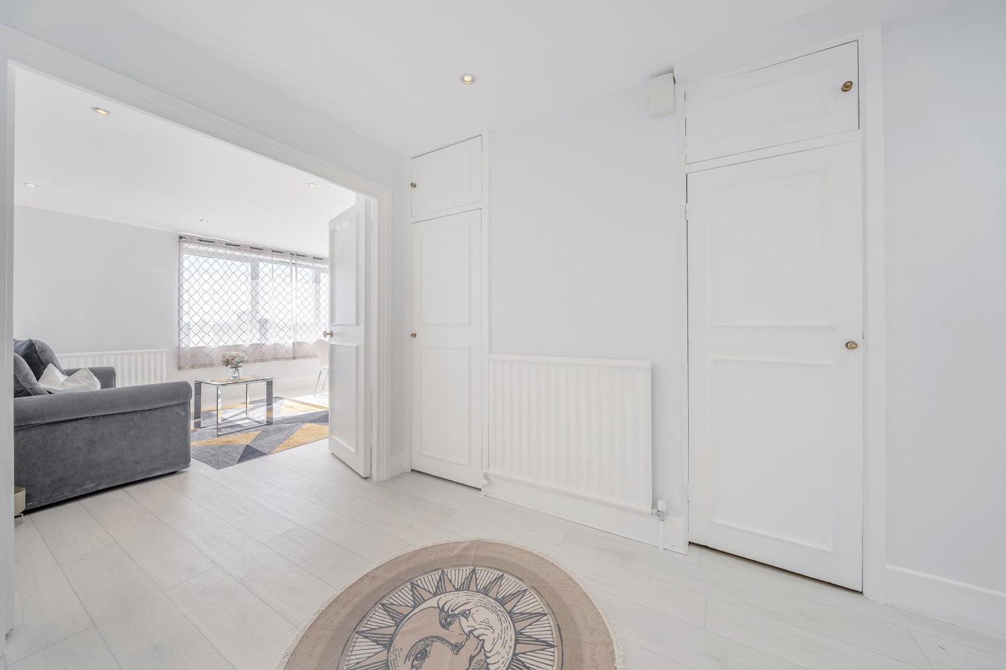 Stunning Flat In Chelsea, Kings Road With Balcony *