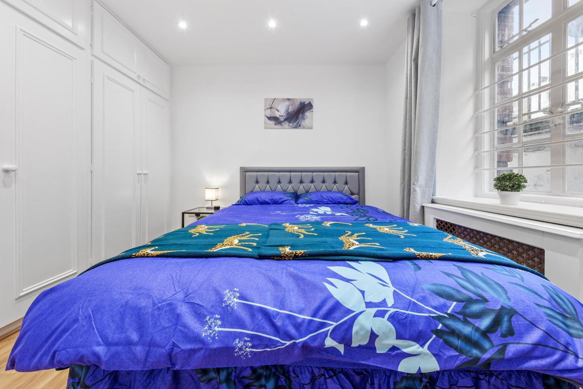 Modern In Marble Arch Apartment *