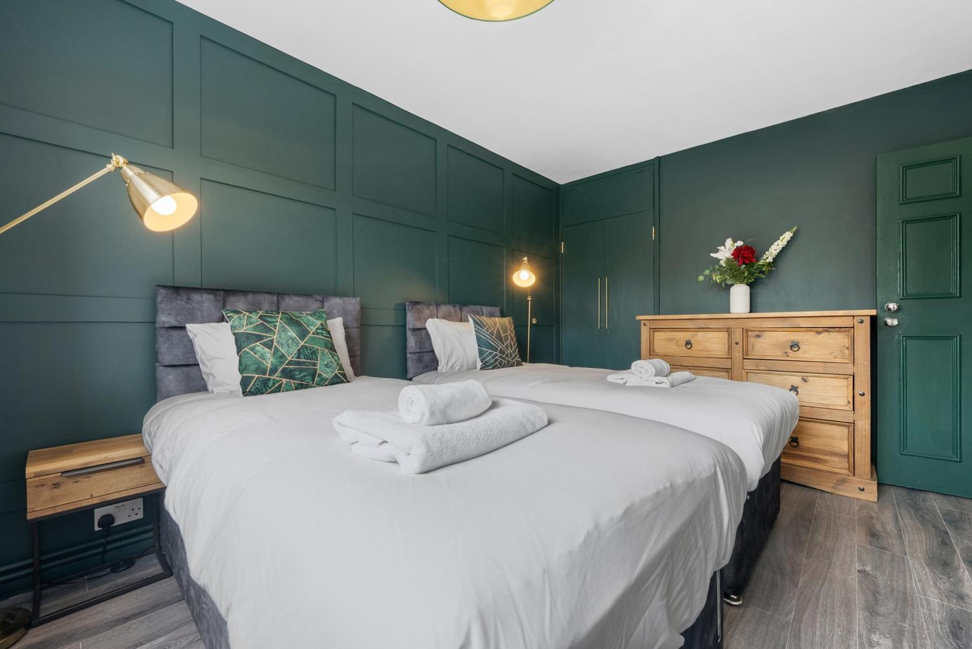 Spacious 3 Bedroom Whitechapel With Garden By Gold