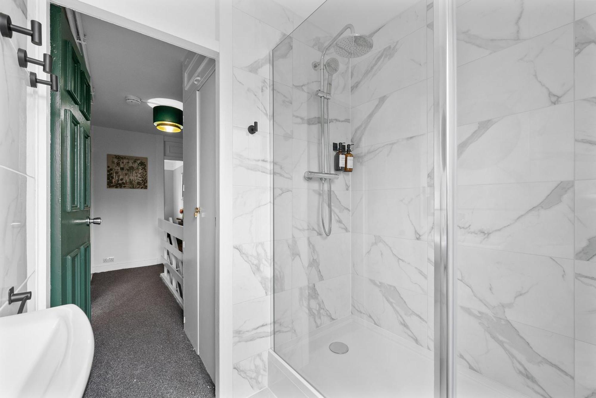 Spacious 3 Bedroom Whitechapel With Garden By Gold * Londen