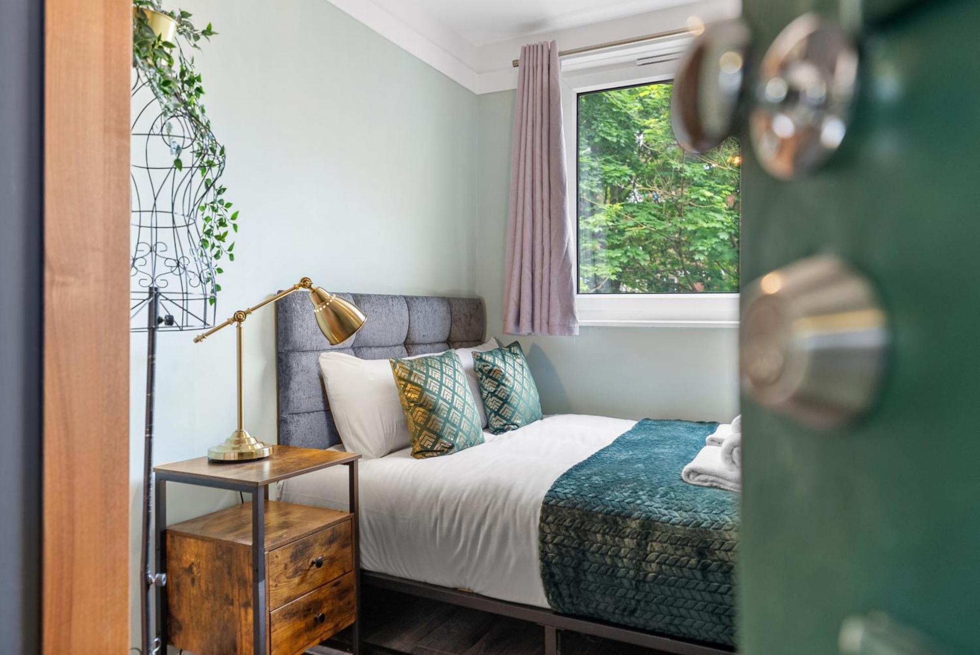 Spacious 3 Bedroom Whitechapel With Garden By Gold * Londen