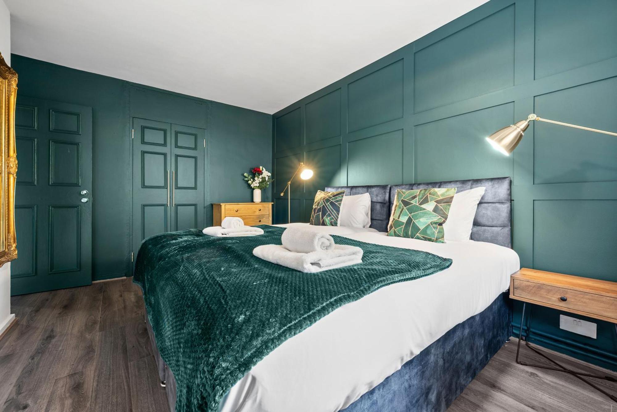 Spacious 3 Bedroom Whitechapel With Garden By Gold Londen