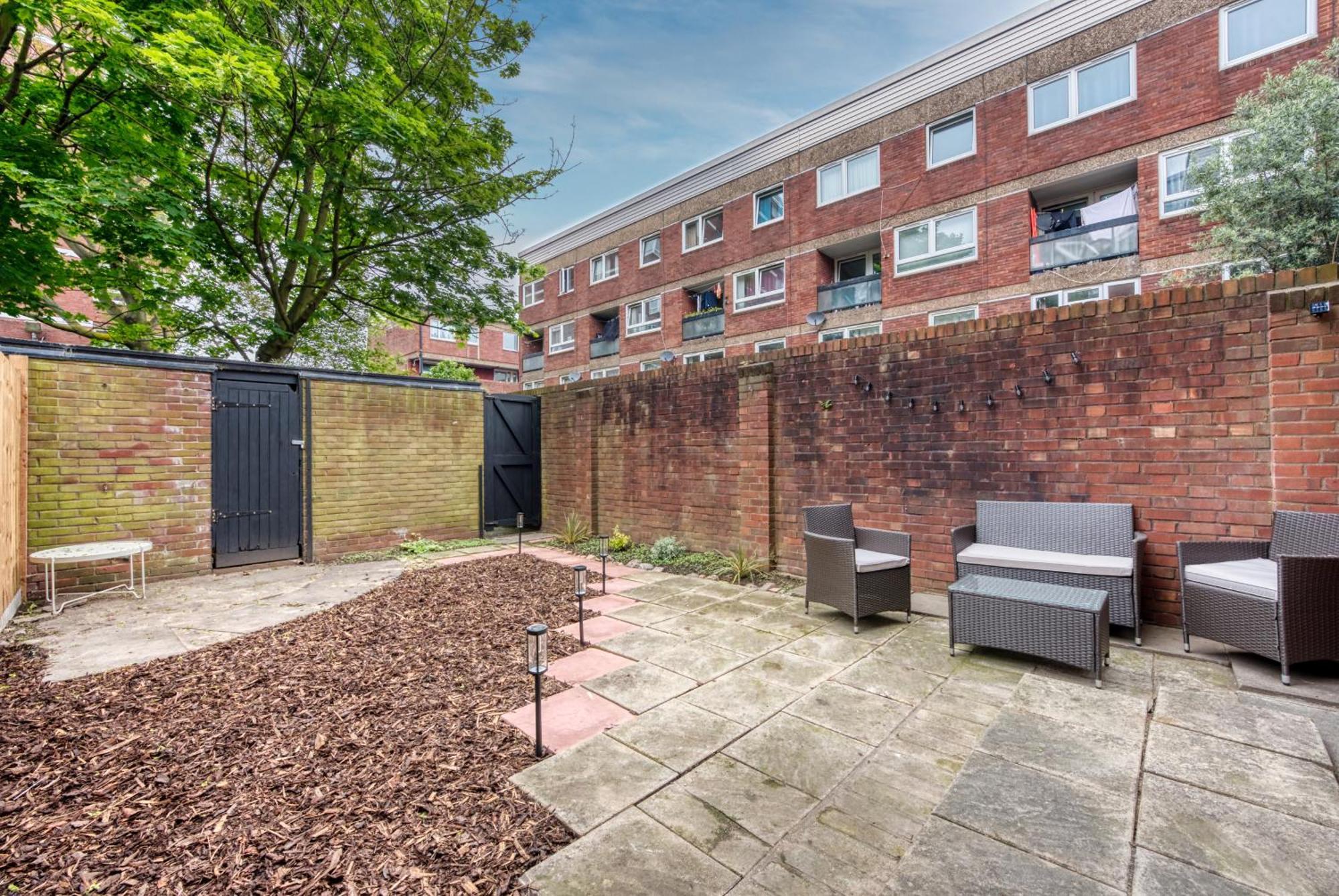Spacious 3 Bedroom Whitechapel With Garden By Gold *