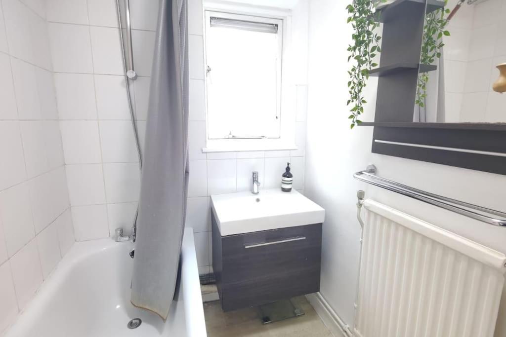 2 Bed Brick Lane Flat, Liverpool St Apartment London