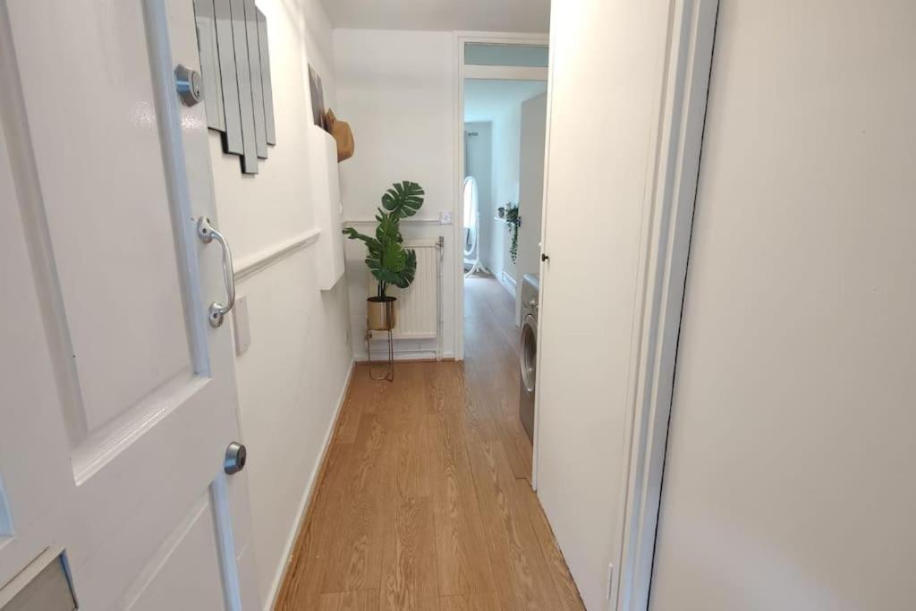 2 Bed Brick Lane Flat, Liverpool St Apartment London