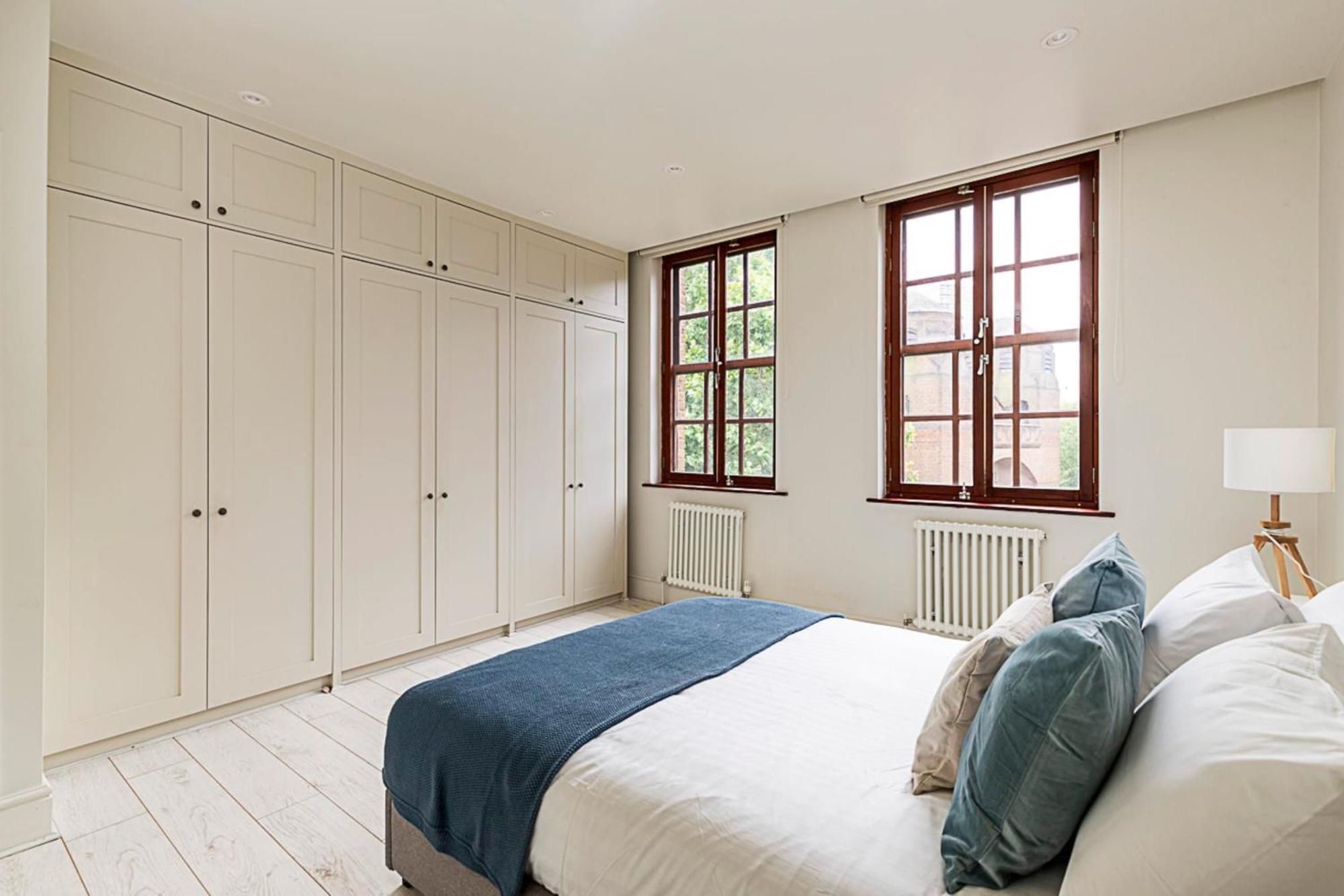 Apartamento Stylish Riverside Retreat In *