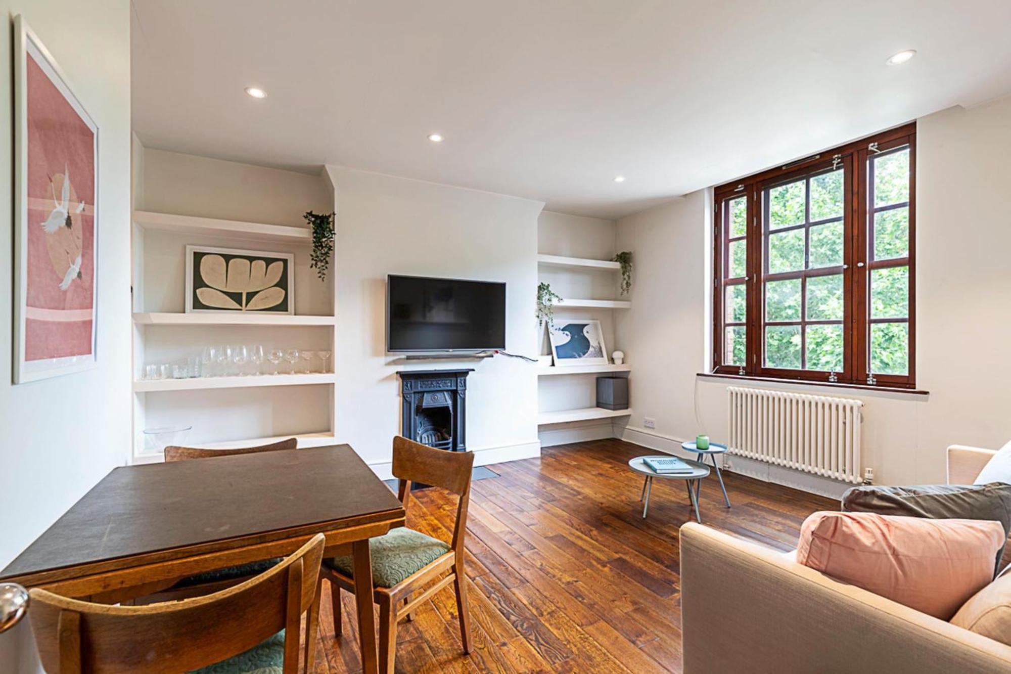 Apartamento Stylish Riverside Retreat In *
