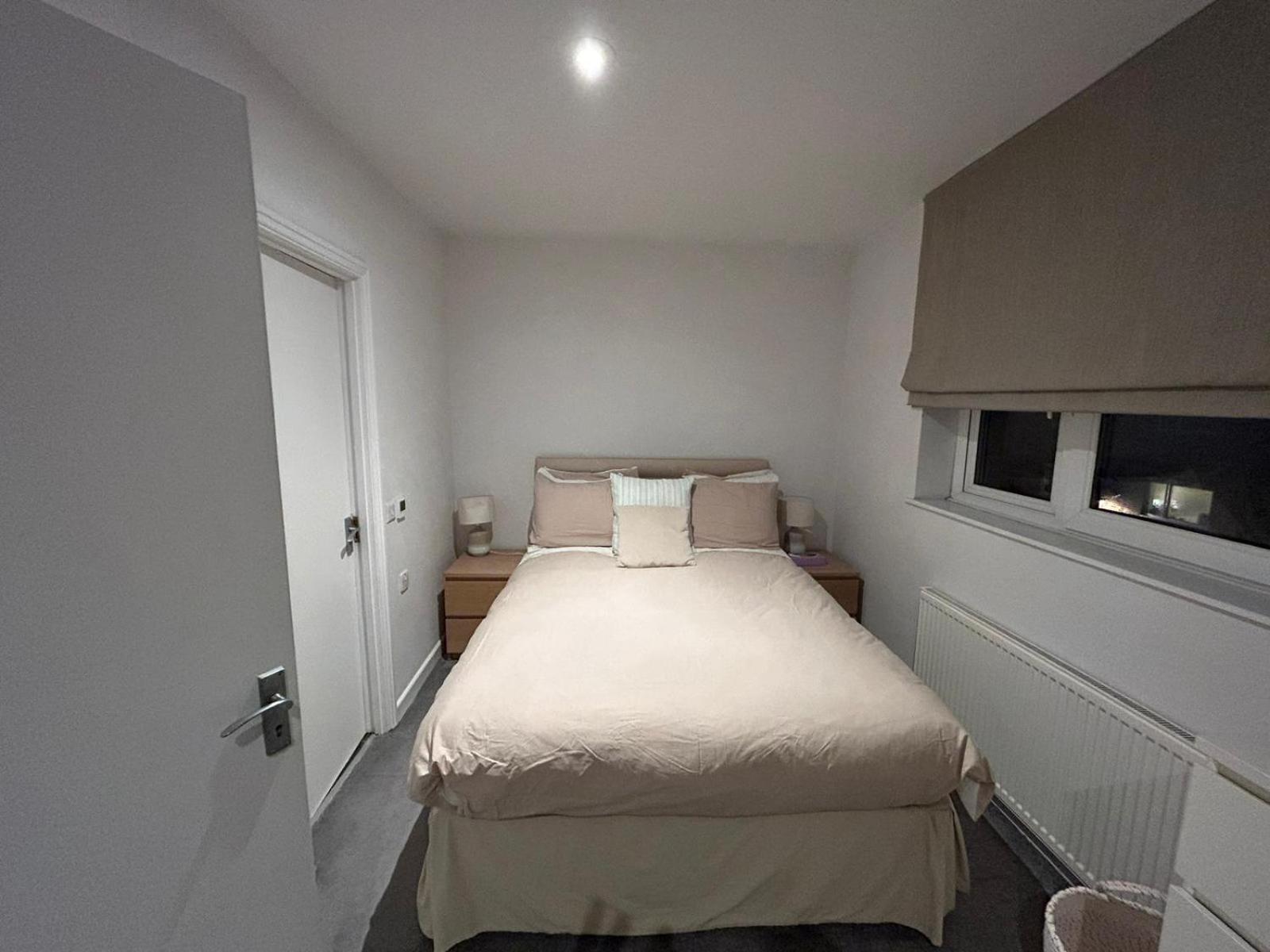 Woodsford Sq - Private Parking Appartement