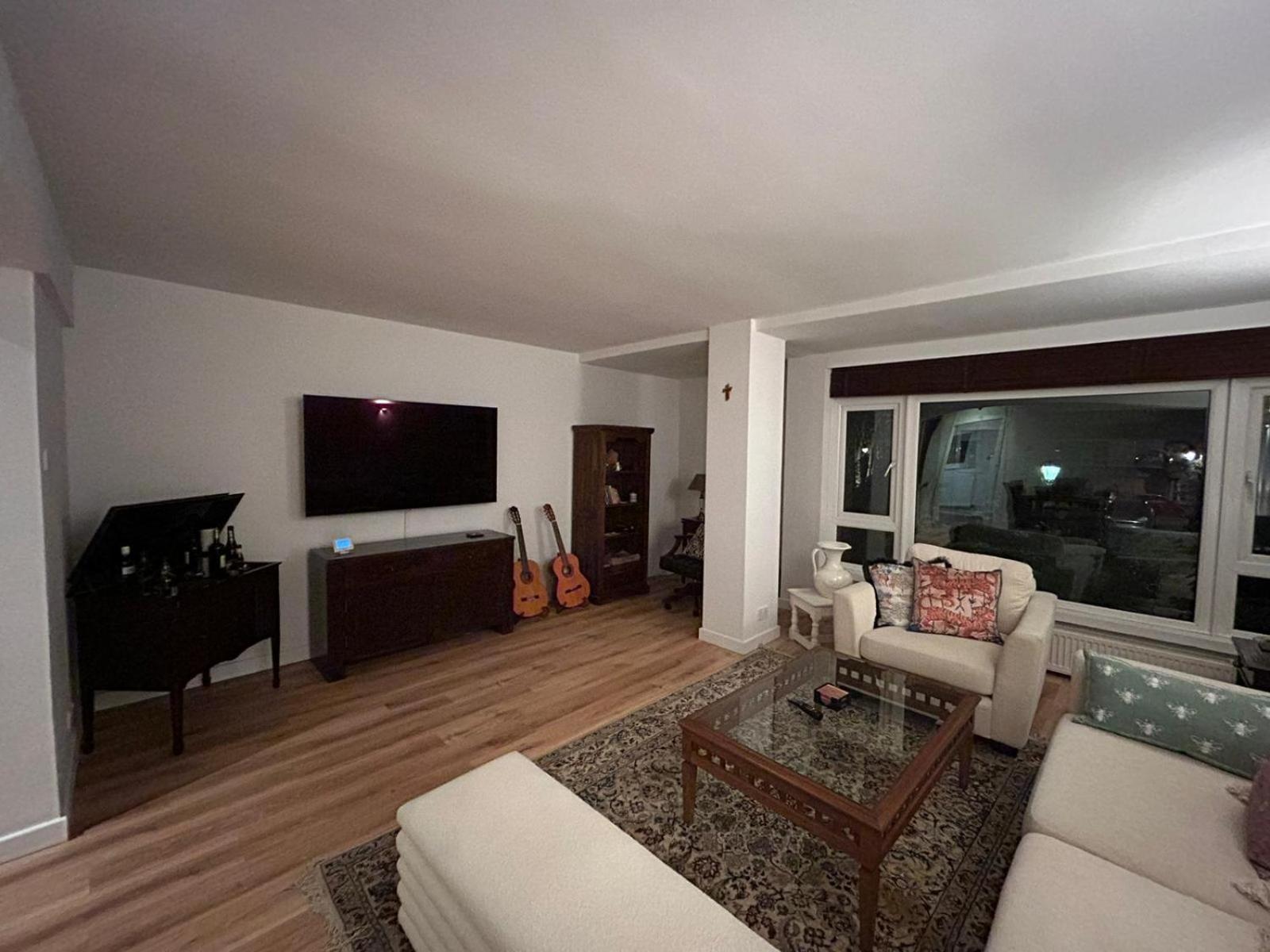 Woodsford Sq - Private Parking Appartement