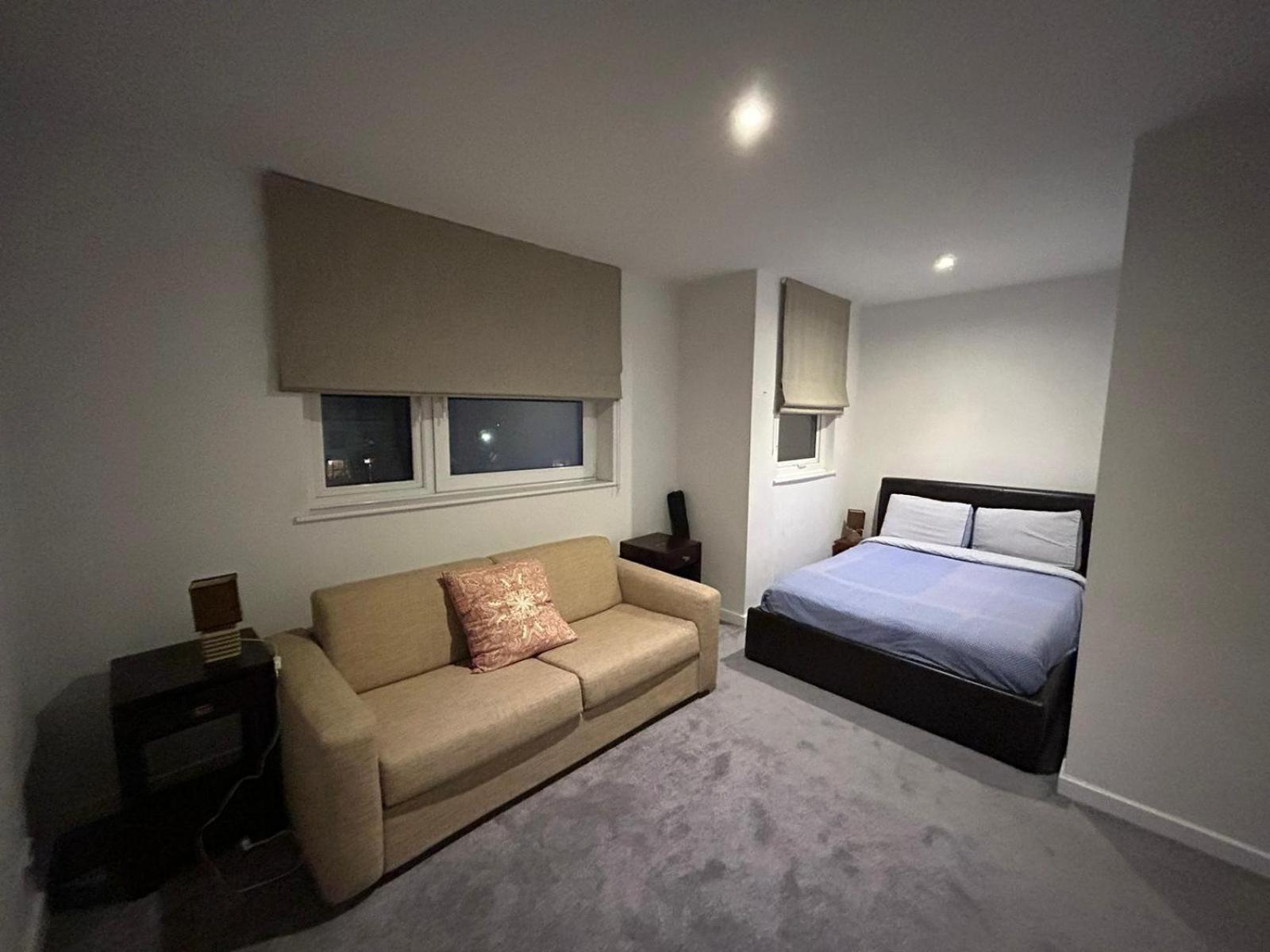 Woodsford Sq - Private Parking Appartement Londres