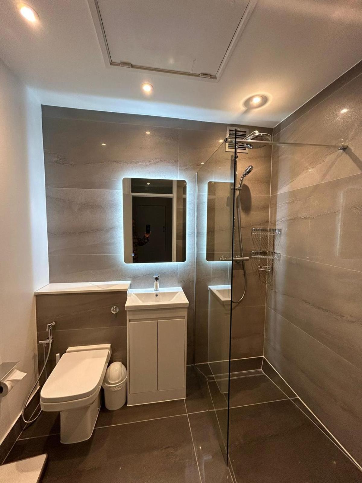 Appartement Woodsford Sq - Private Parking Londen