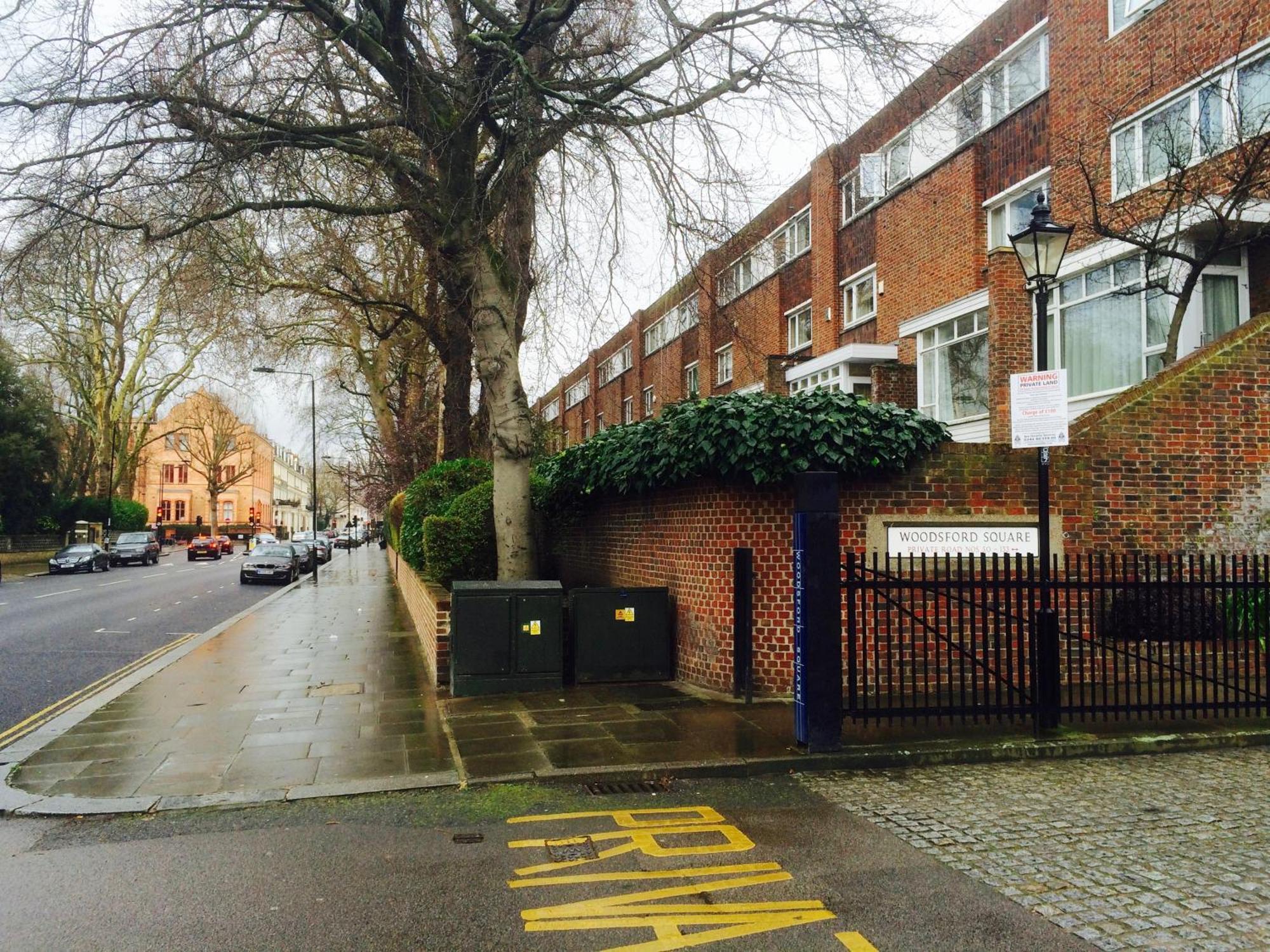 Woodsford Sq - Private Parking Appartement