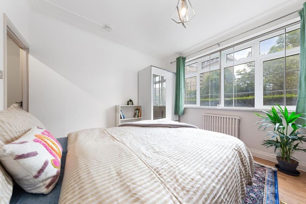 Brand New 3 Bedroom Flat In * Londres