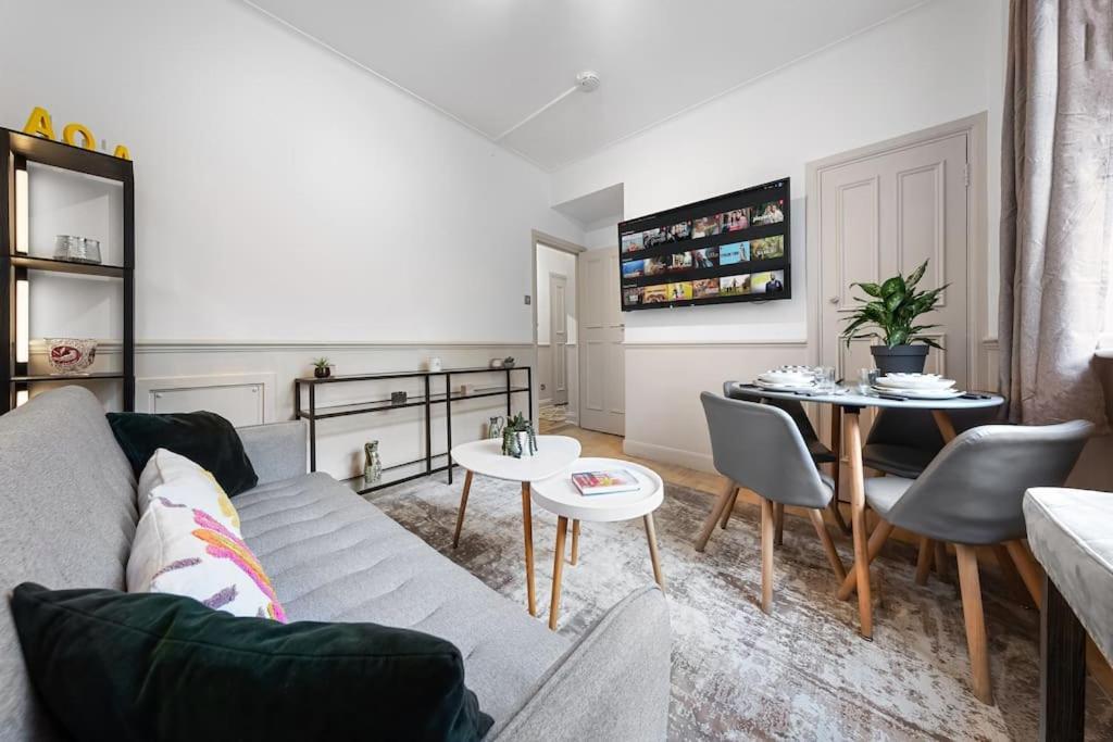 Brand New 3 Bedroom Flat In Londres