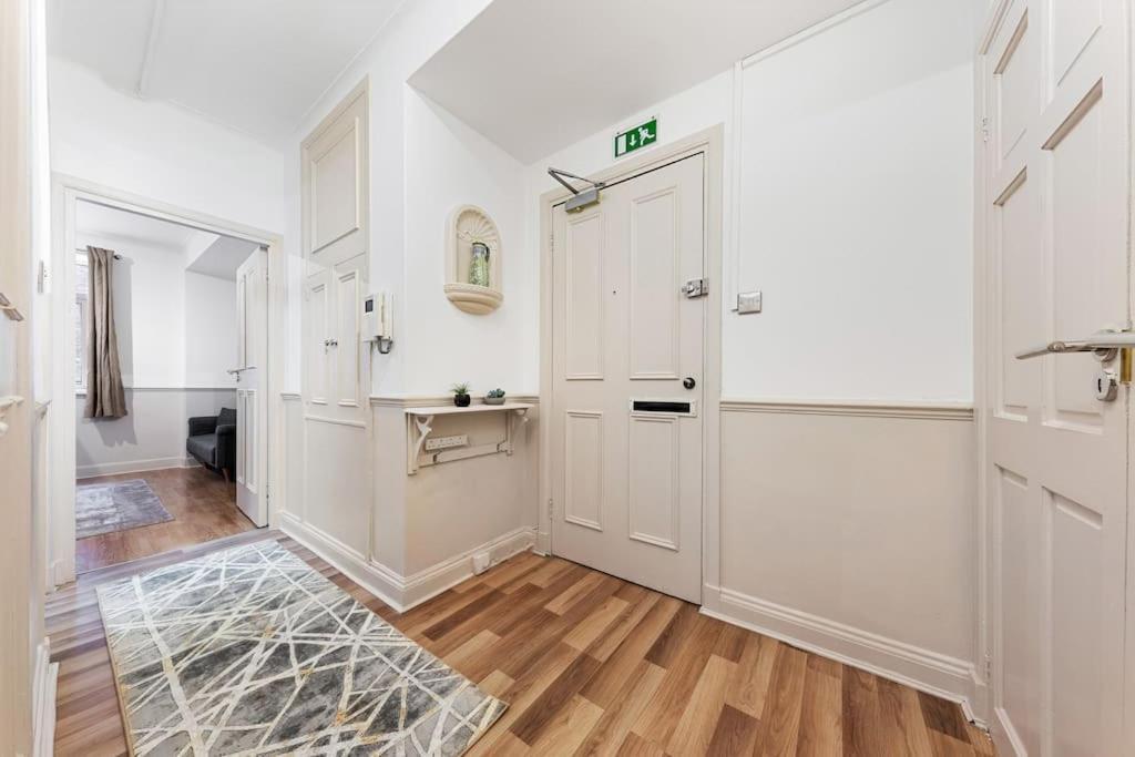 Brand New 3 Bedroom Flat In Apartamento