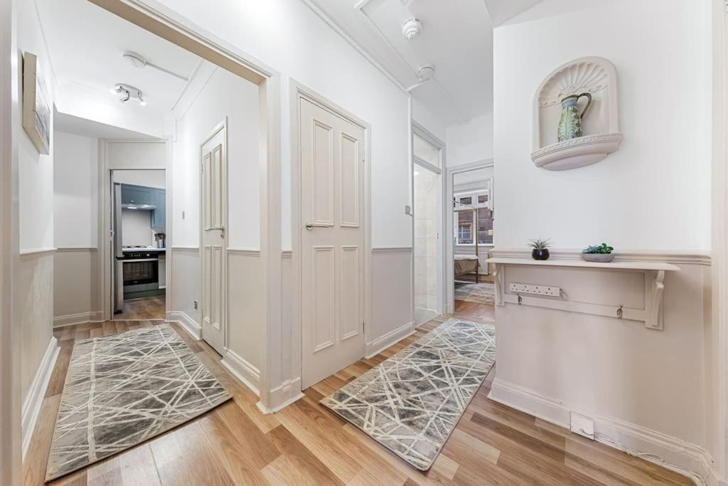 Brand New 3 Bedroom Flat In * Londres