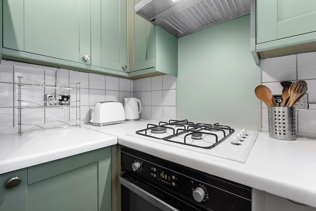 Brand New 3 Bedroom Flat In Apartamento *