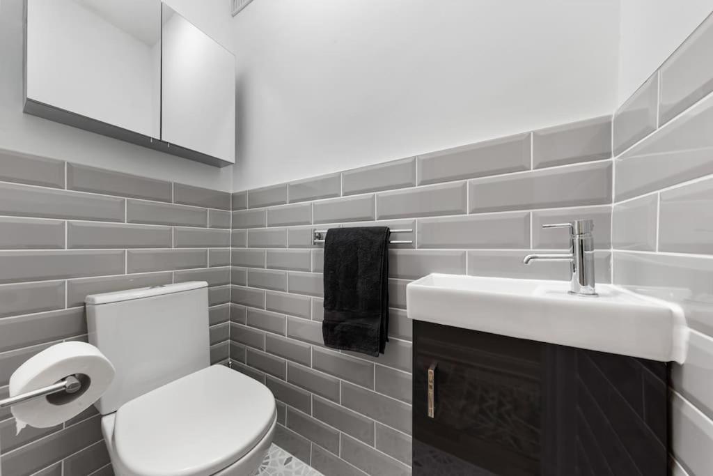 Brand New 3 Bedroom Flat In * Londres