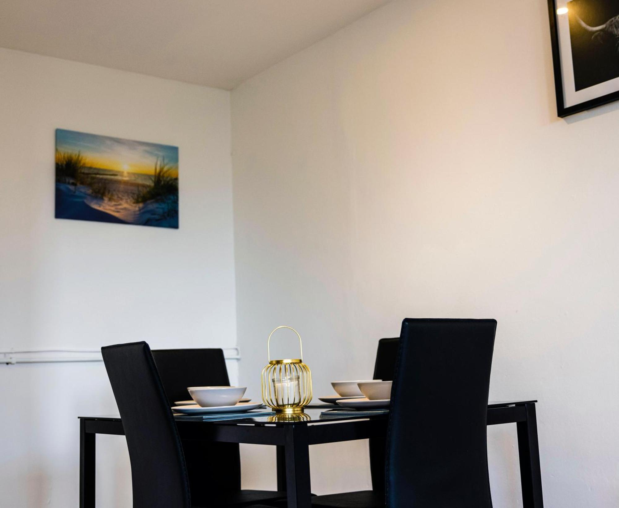 2 Bedrooms-6guests-veryspacious-freeparking-wifi Apartment