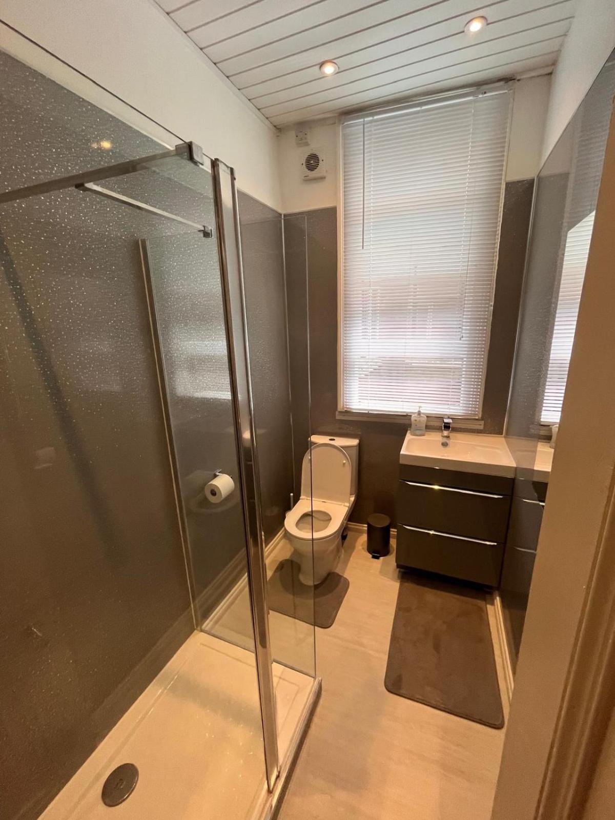 4 Bedroom Ground Floor For Up To 7 Guests Apartment London