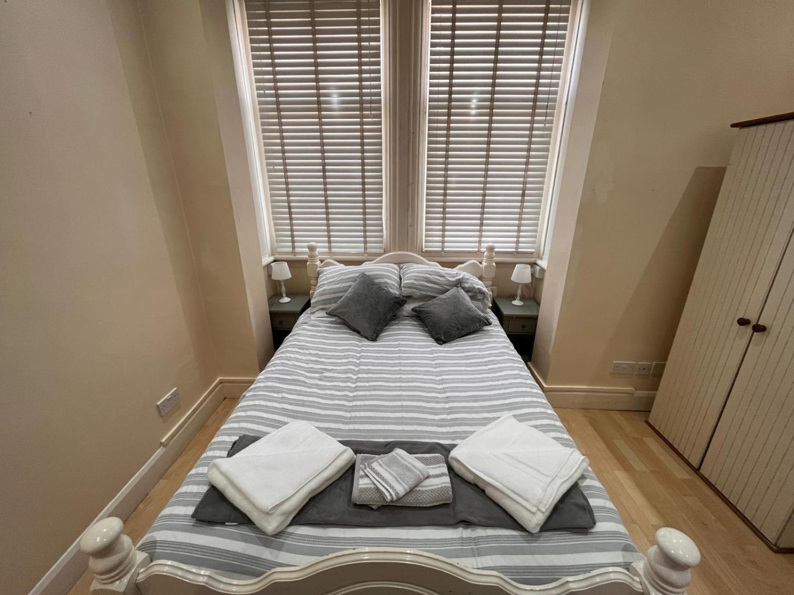 4 Bedroom Ground Floor For Up To 7 Guests London
