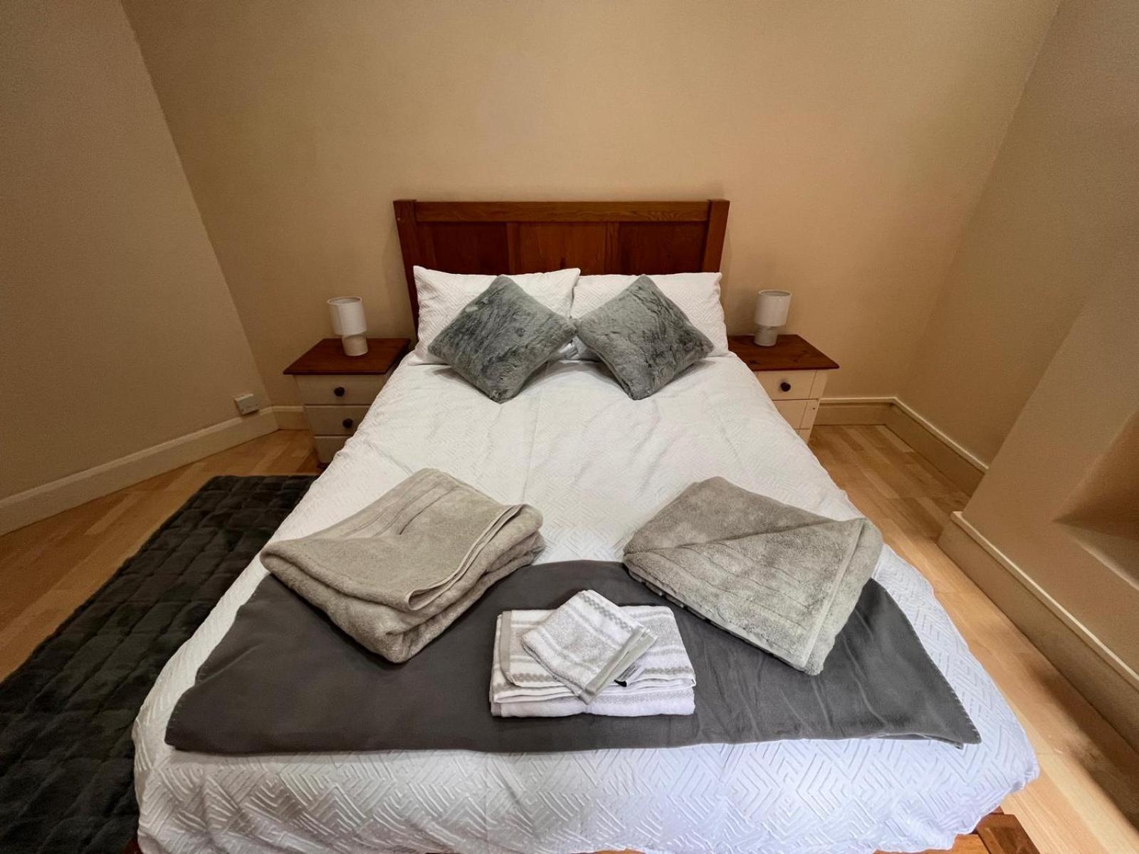 4 Bedroom Ground Floor For Up To 7 Guests Apartment *