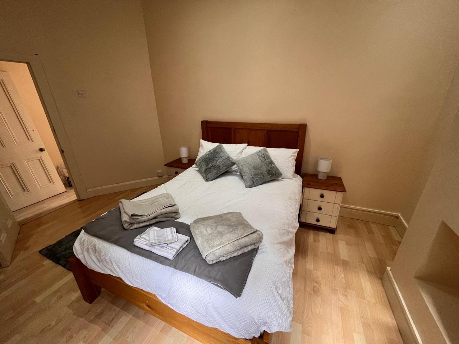 Apartment 4 Bedroom Ground Floor For Up To 7 Guests London