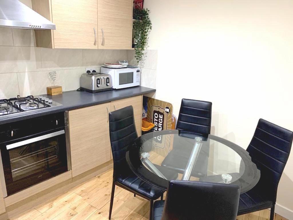 London's East End 2 Bedroom Apartamento *