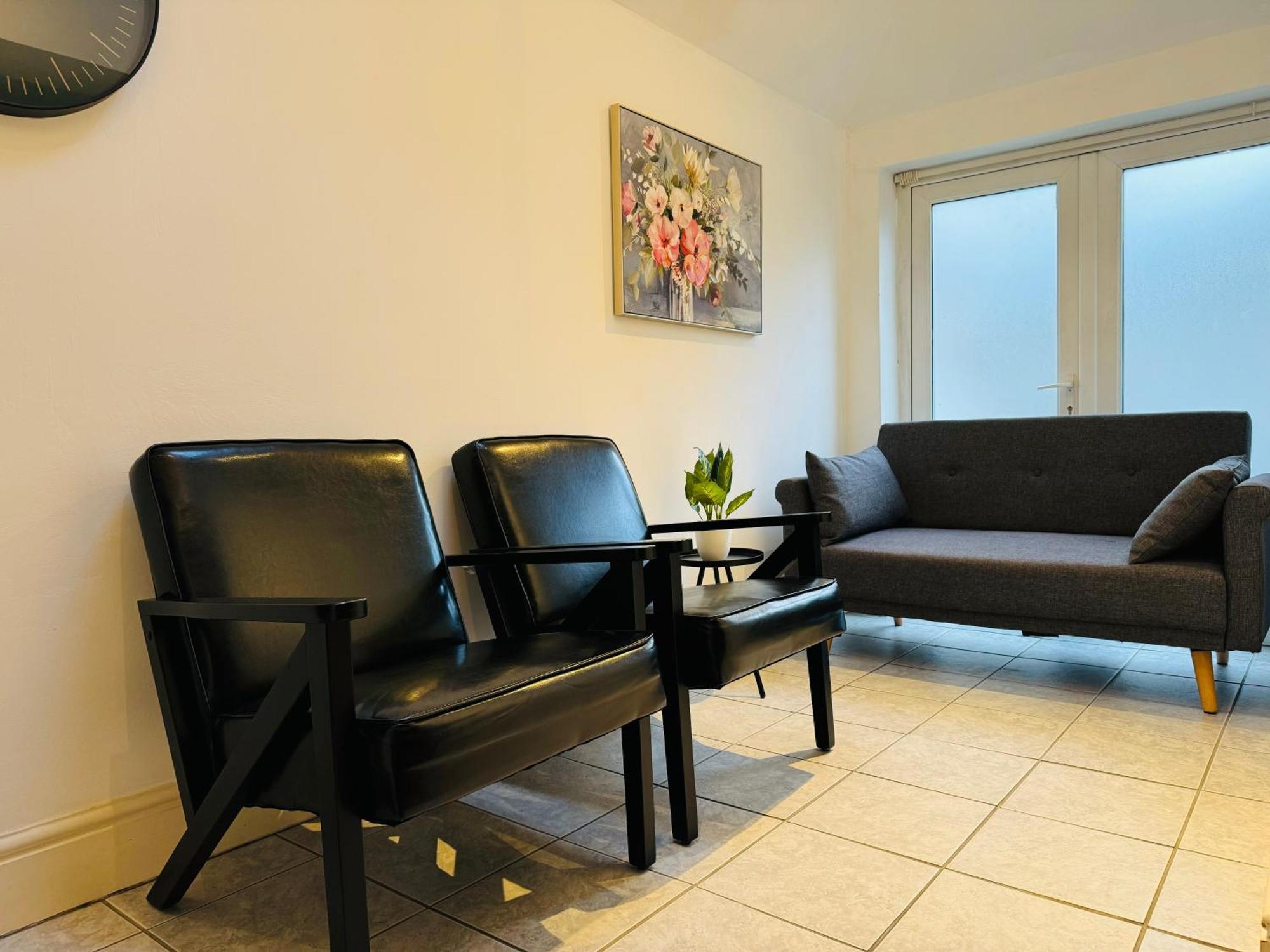 Falcon - 2 Bedroom Ground Floor Flat In Apartment
