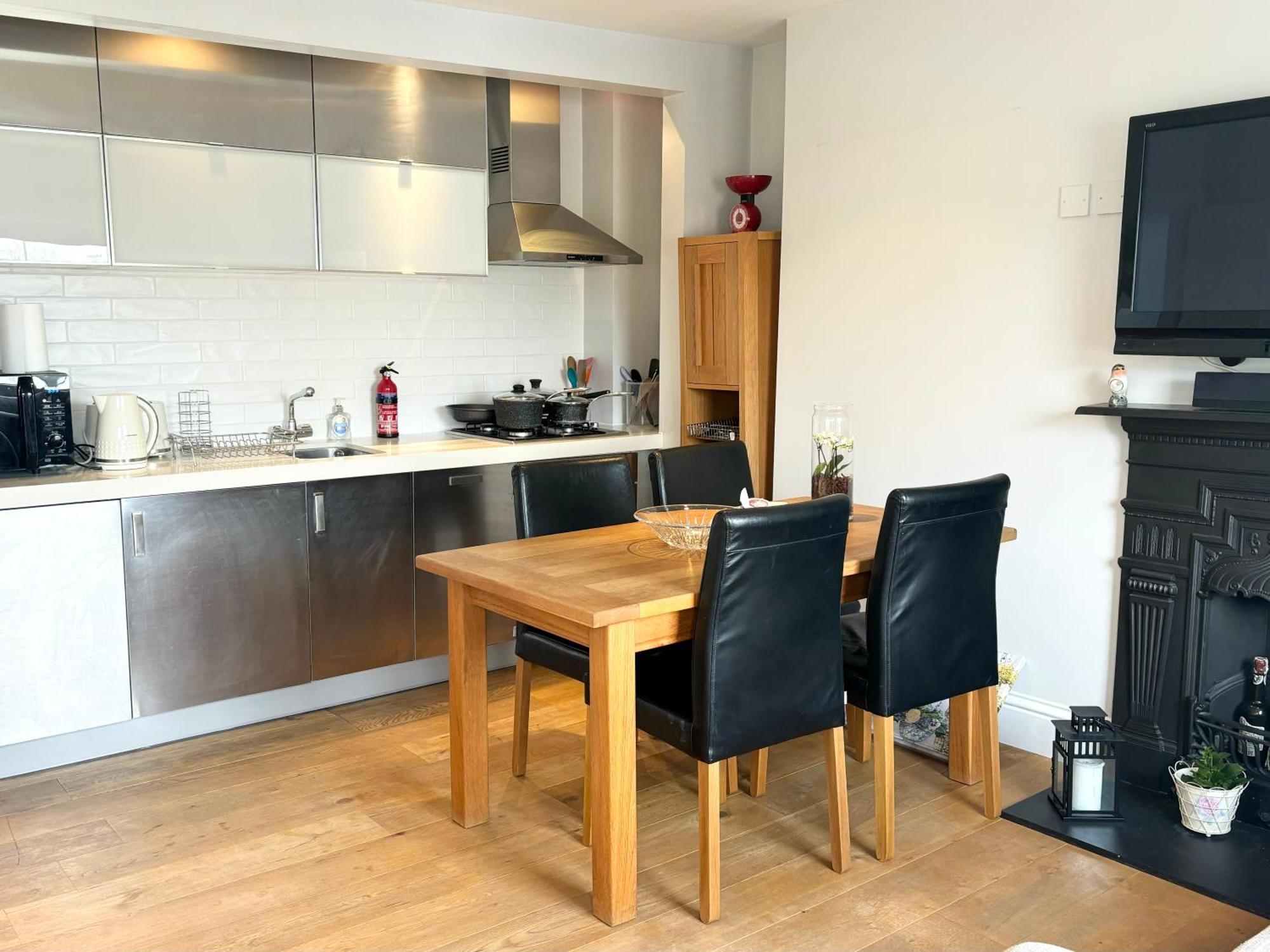 Victorian Modern Two Bedrooms Flat In West Kensington With Skyline View