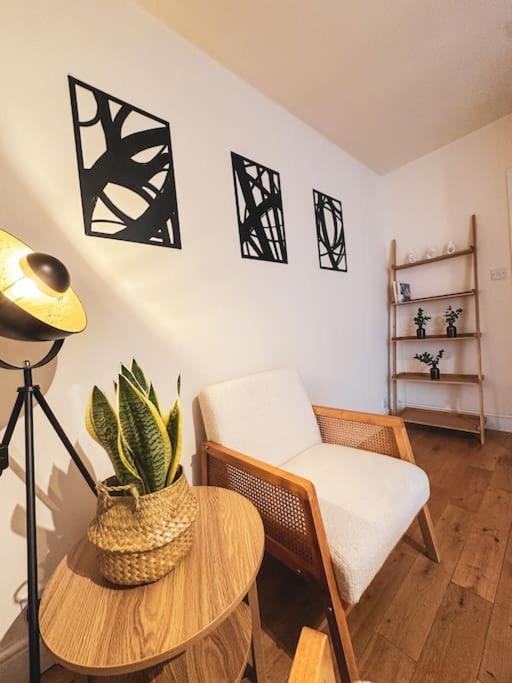 Bright & Spacious Split Level Flat In Kennington *