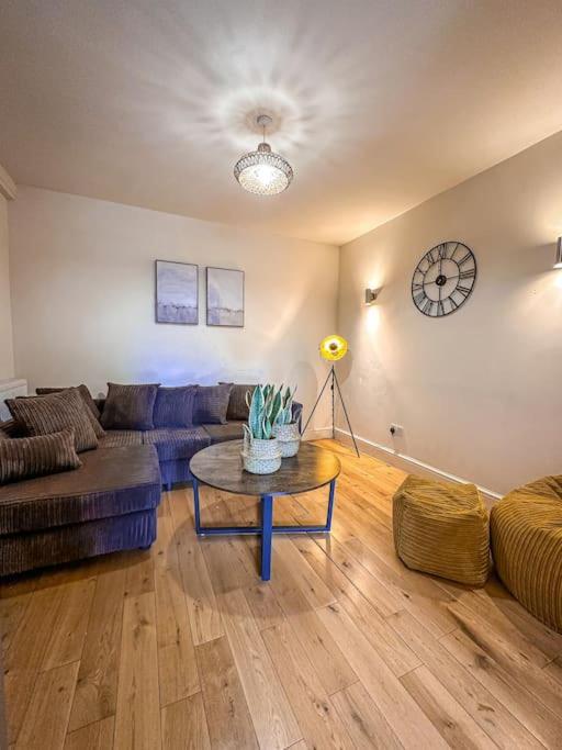 Bright & Spacious Split Level Flat In Kennington
