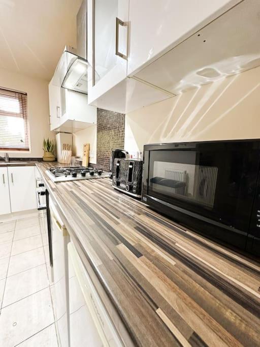 Bright & Spacious Split Level Flat In Kennington * Londres