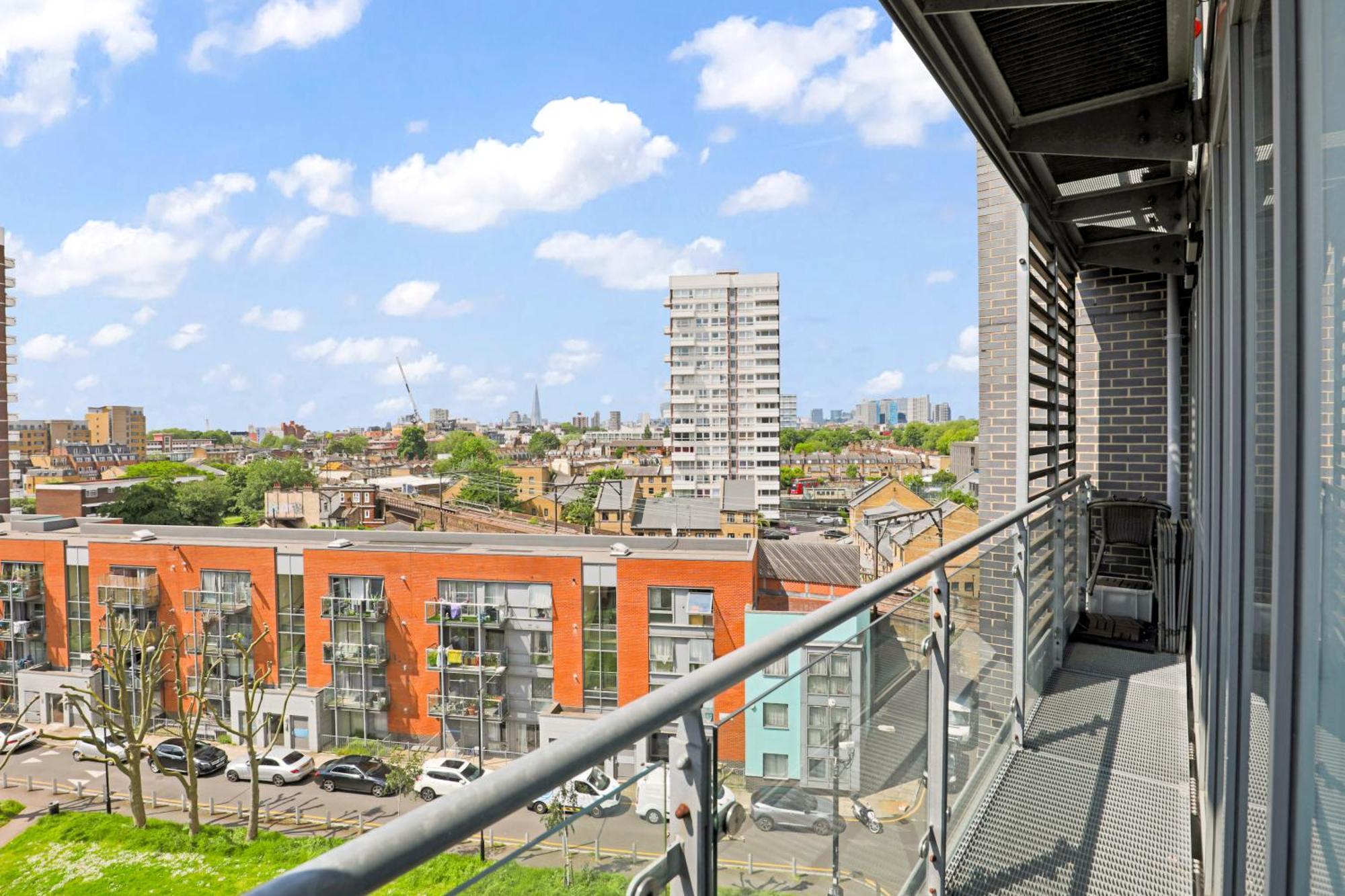 Canal View 2bd Balcony Retreat *