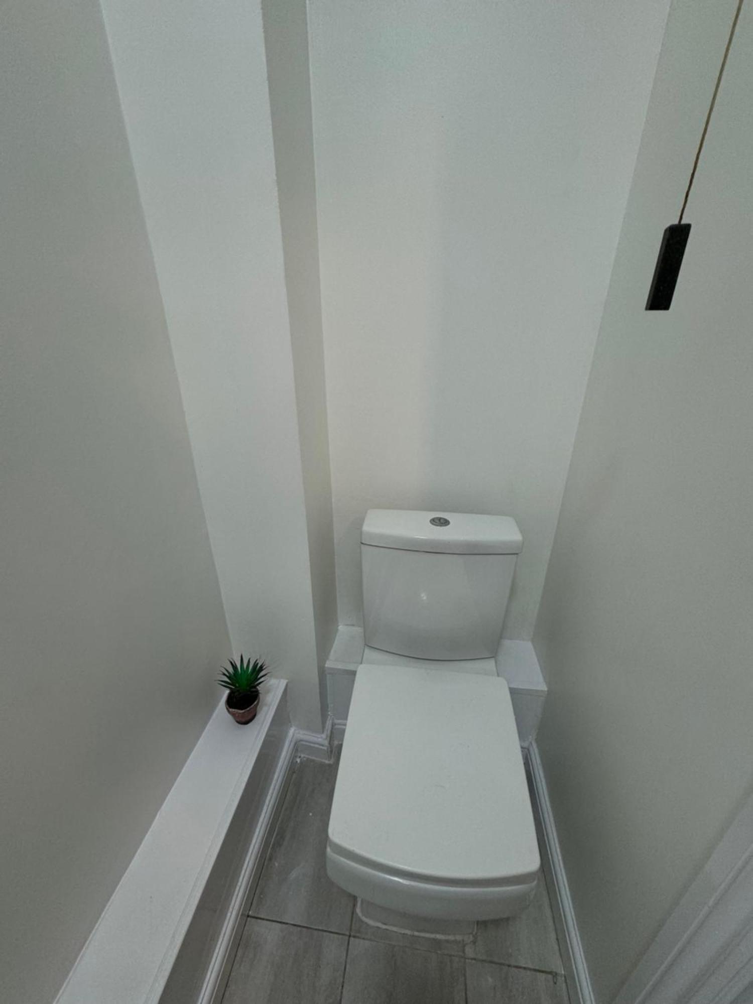 Сasa de vacaciones Spacious 3 Bedroom Home, With Private Driveway 5 Minutes From Excel Centre & Custom House *